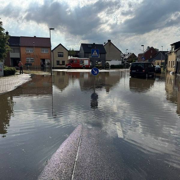 Eine Straße wurde von Wasser geflutet.