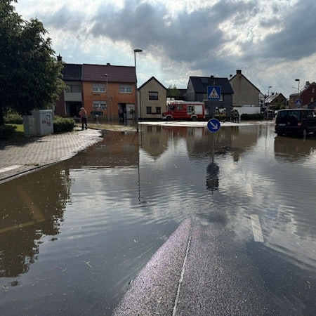 Eine Straße wurde von Wasser geflutet.