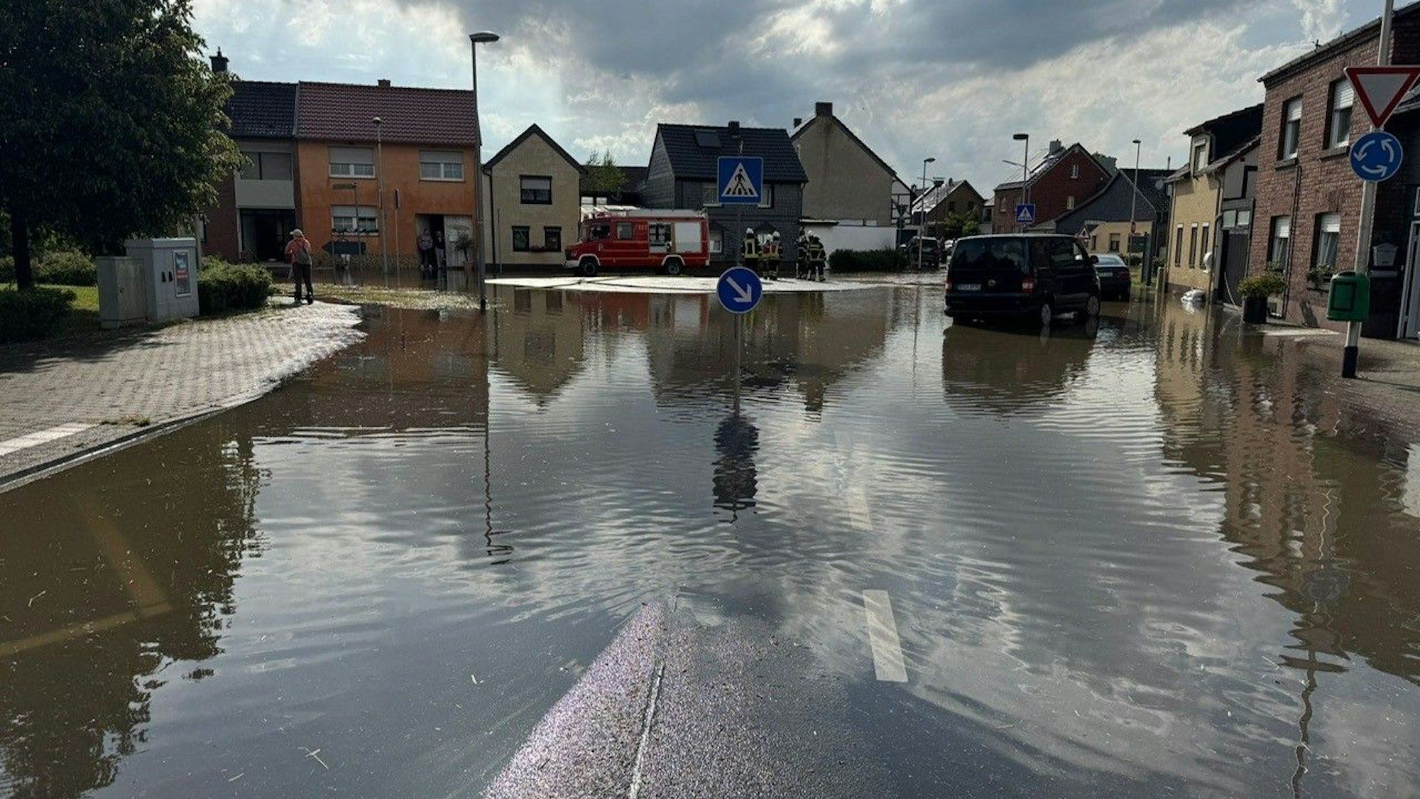 Ein Unwetter mit Niederschlägen von bis zu 80 Litern setzte den Stadtteil Herrig in Erftstadt unter Wasser.