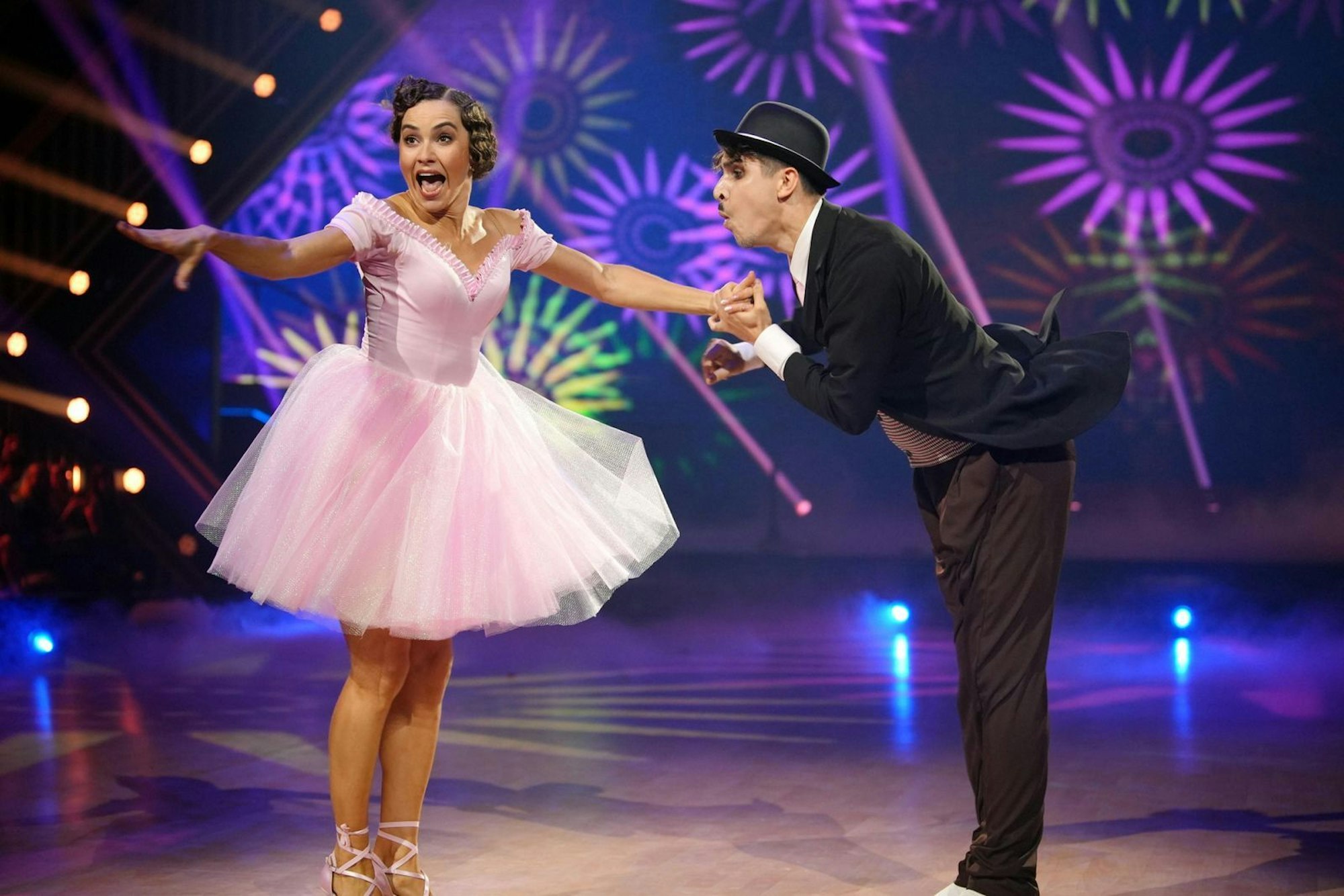 Ist es Charlie Chaplin? Nein, the „Dancing Dentist“ Alexandru Ionel beim Slapstick-Charleston-Samba-Slowfox-Freestyle mit mit Renata Lusin. (Bild: RTL / Stefan Gregorowius)
