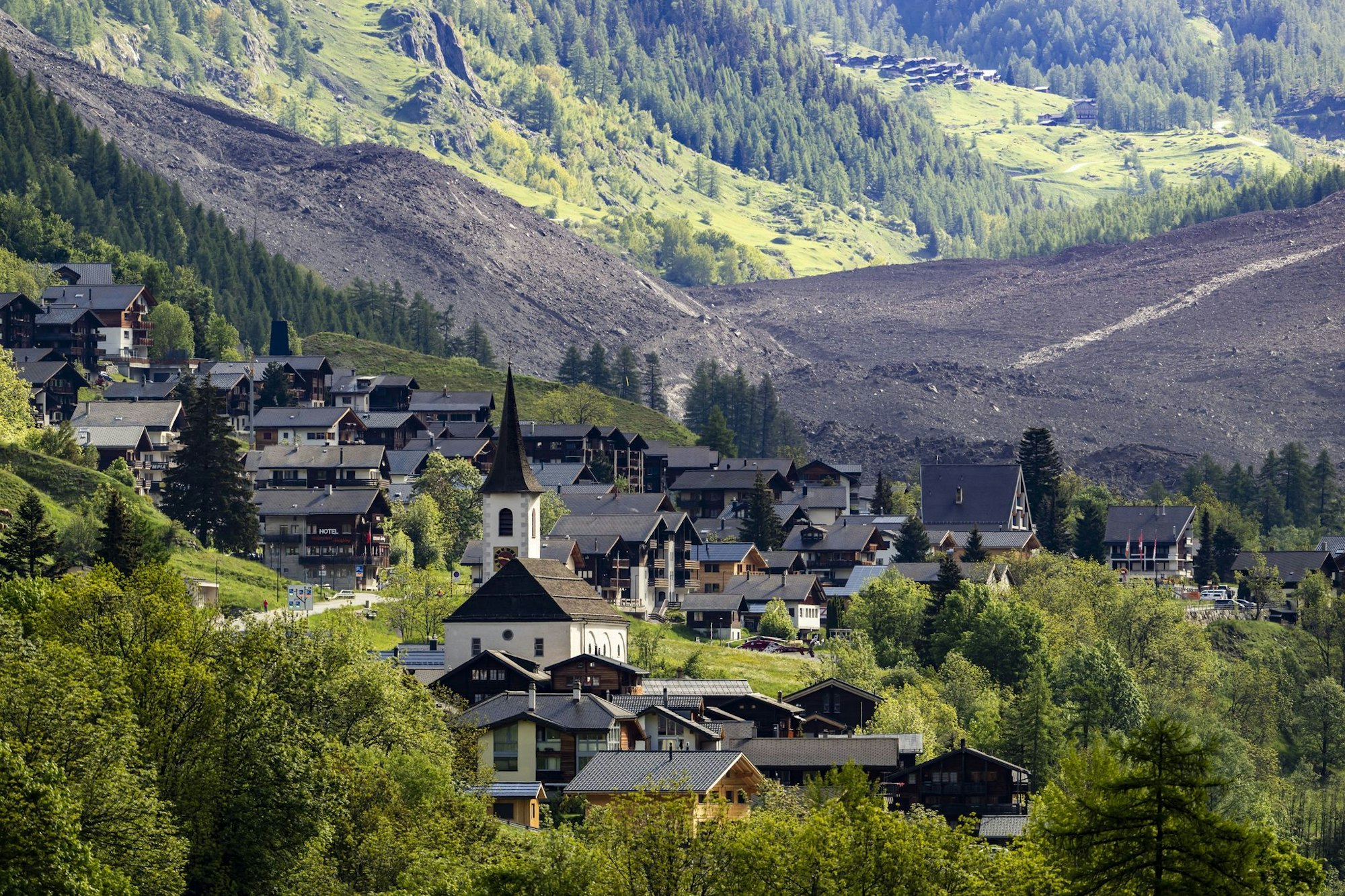 Bergstürze - wie jetzt in der Schweiz - aber auch Felsstürze und Steinschlag nehmen durch den Klimawandel zu.