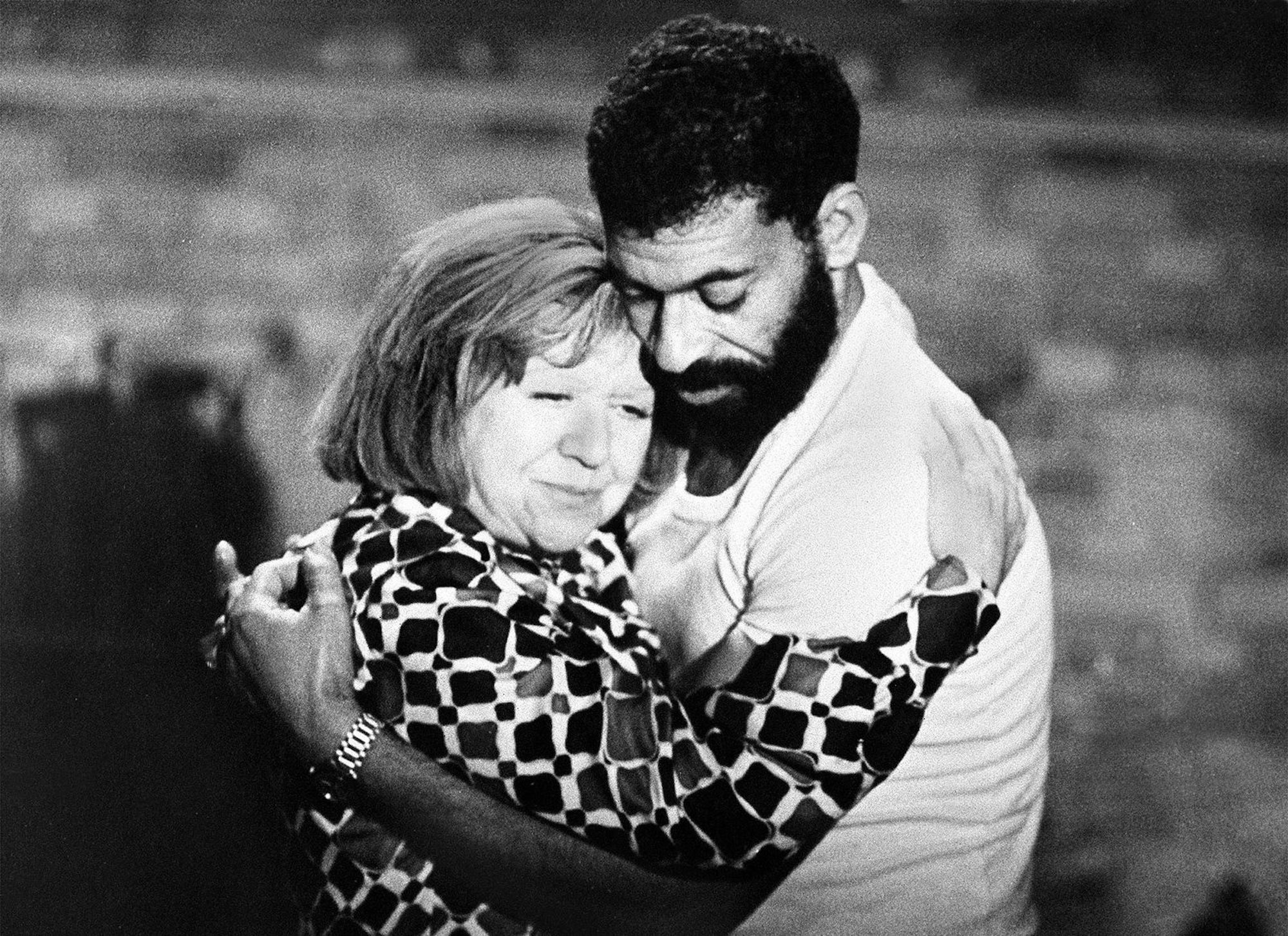Einer der schönsten Filme Fassbinders ist „Angst essen Seele auf“: Die Putzfrau Emmi (Brigitte Mira) und der Gastarbeiter Ali (El Hedi Ben Salem) wagen einen linkischen Tango. Später werden sie heiraten. (Bild: ARD)