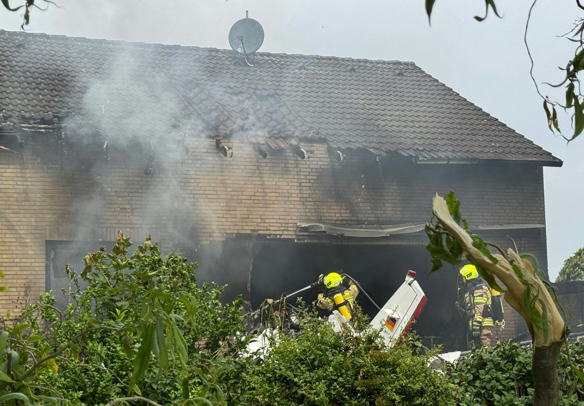 Die Feuerwehr löscht in einem Großeinsatz mit etwa 50 Kräften.