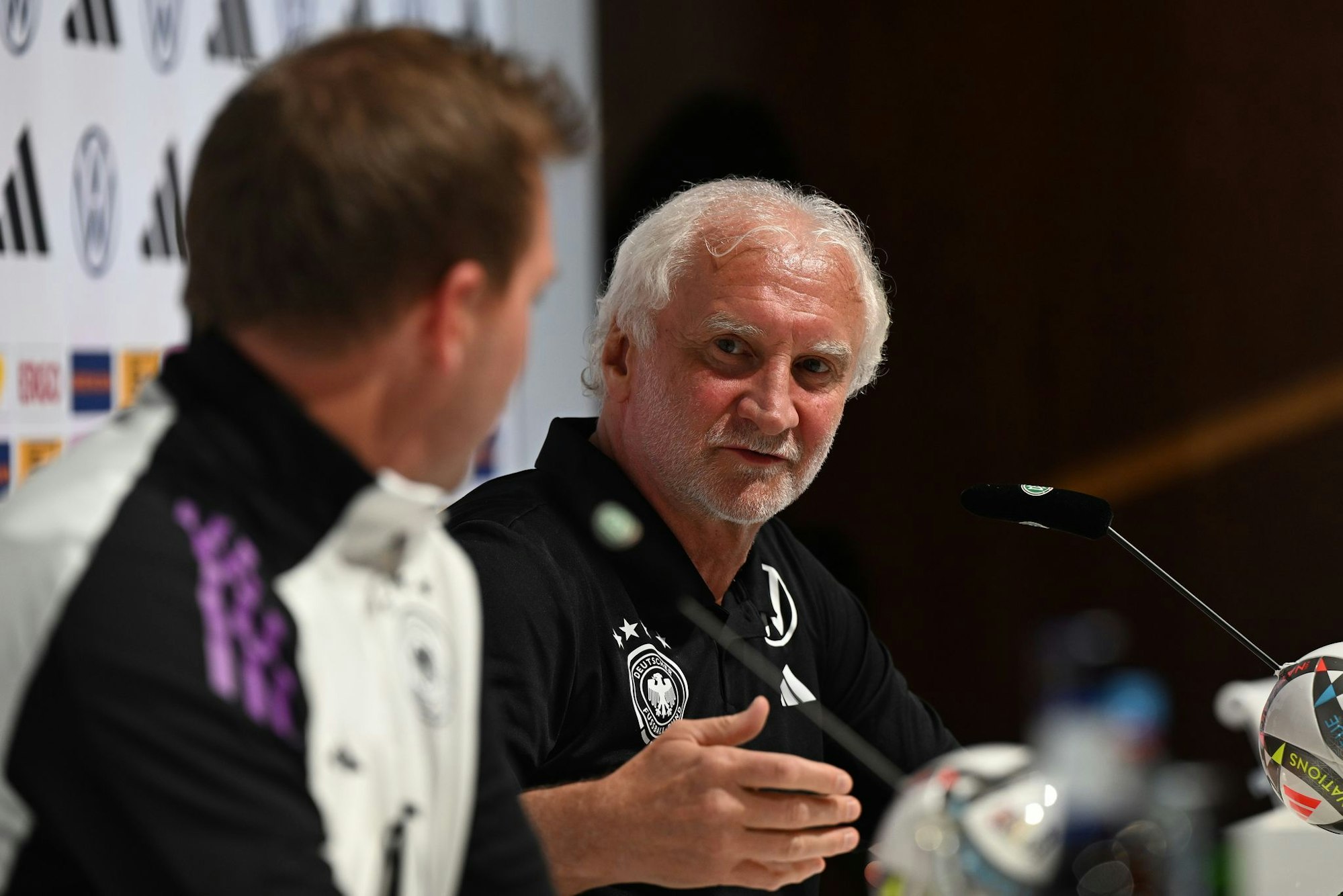 Homeground statt Allianz Arena: Bundestrainer Julian Nagelsmann (l) und Sportdirektor Rudi Völler schauen das Champions-League-Finale nicht vor Ort, sondern im Kreise der Nationalmannschaft.