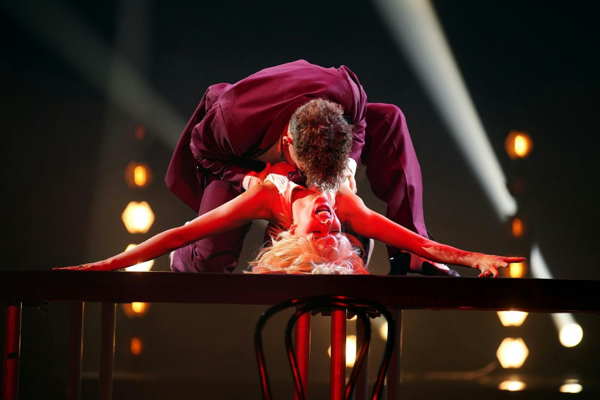 Patricija Ionel und Mikael Tatarkin setzen beim Thema Energie auf knisternde Spannung. Mabuse fühlt sich von der Performance persönlich inspiriert. (Bild: RTL / Stefan Gregorowius)