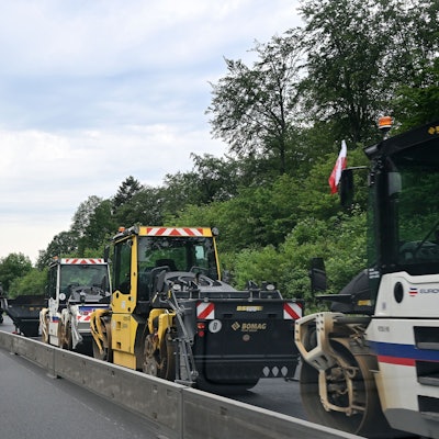 Baufahrzeuge sind auf einem abgetrennten Teil der A4 zu sehen. Der Verkehr fließt daneben einspurig.