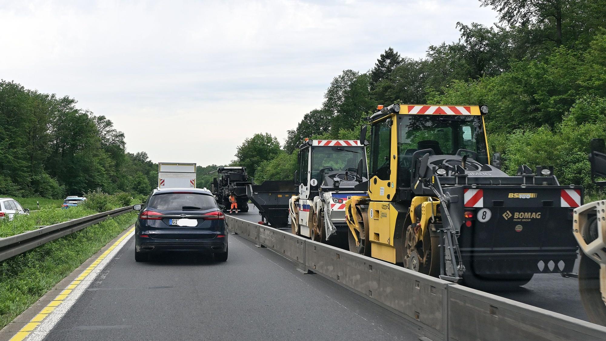 Baufahrzeuge sind auf einem abgetrennten Teil der A4 zu sehen. Der Verkehr fließt daneben einspurig.