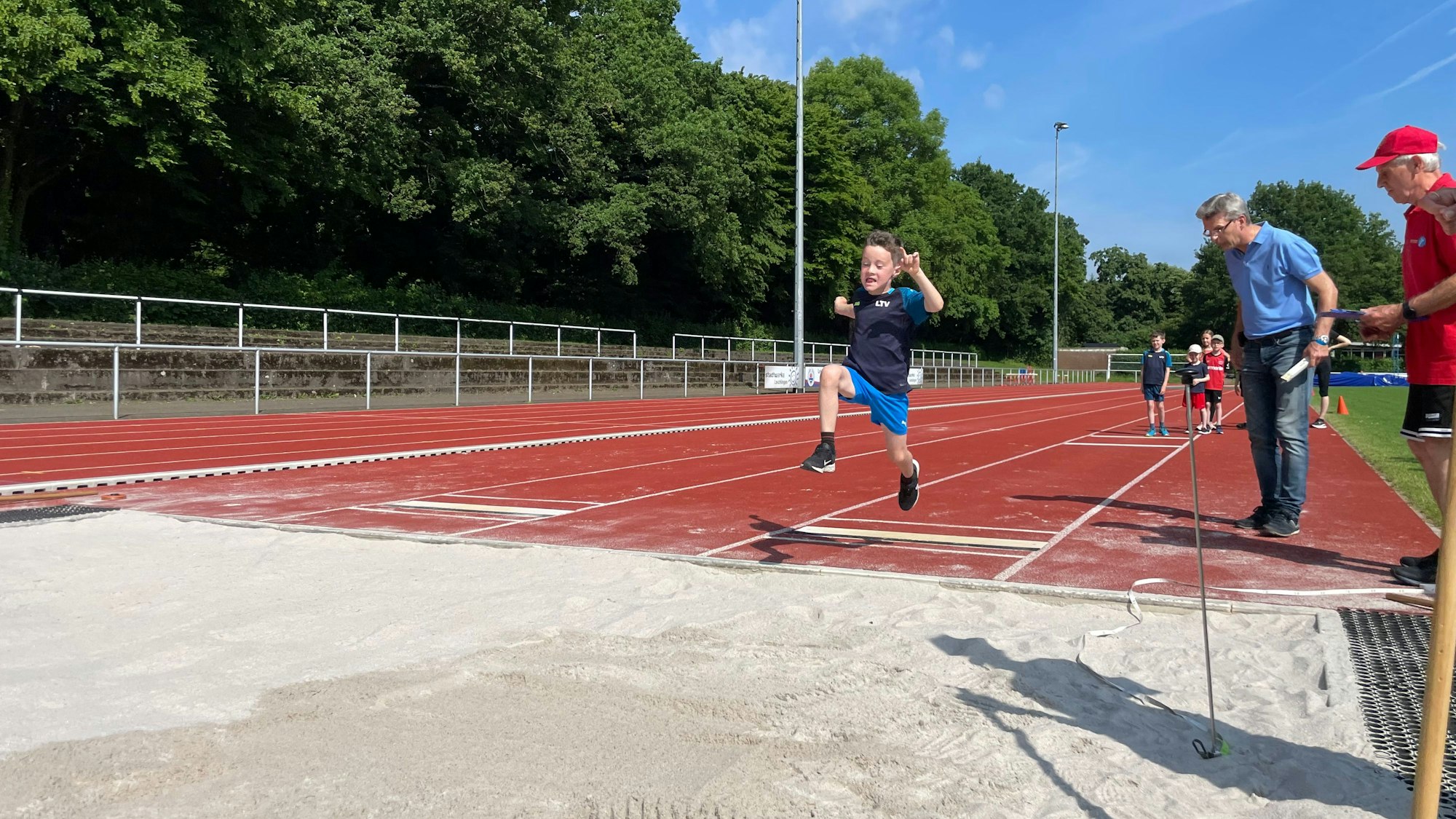 Max versuchte sich am Weitsprung.