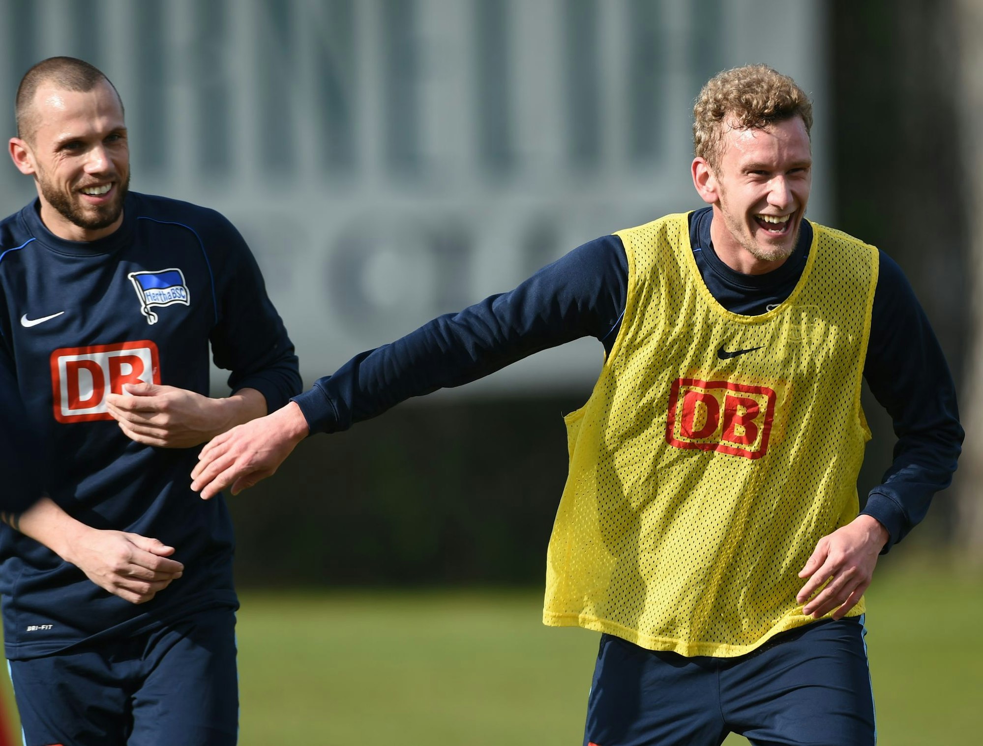 Der frühere Hertha-Profi John Heitinga (l) wird Trainer bei Ajax Amsterdam.