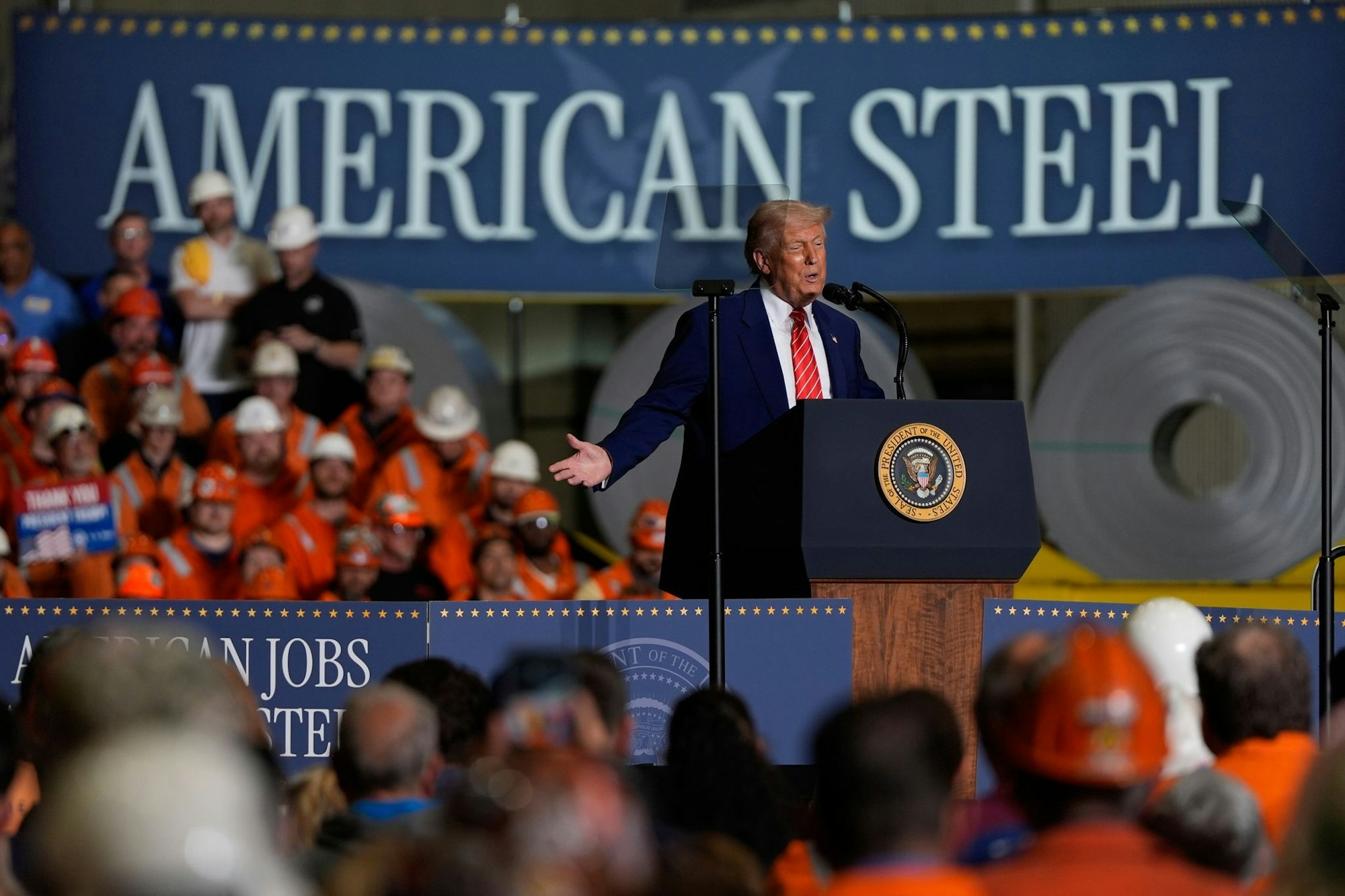 US-Präsident Trump will mit einer neuen Zollerhöhung die US-Stahlindustrie stärken. Die EU reagiert verärgert.