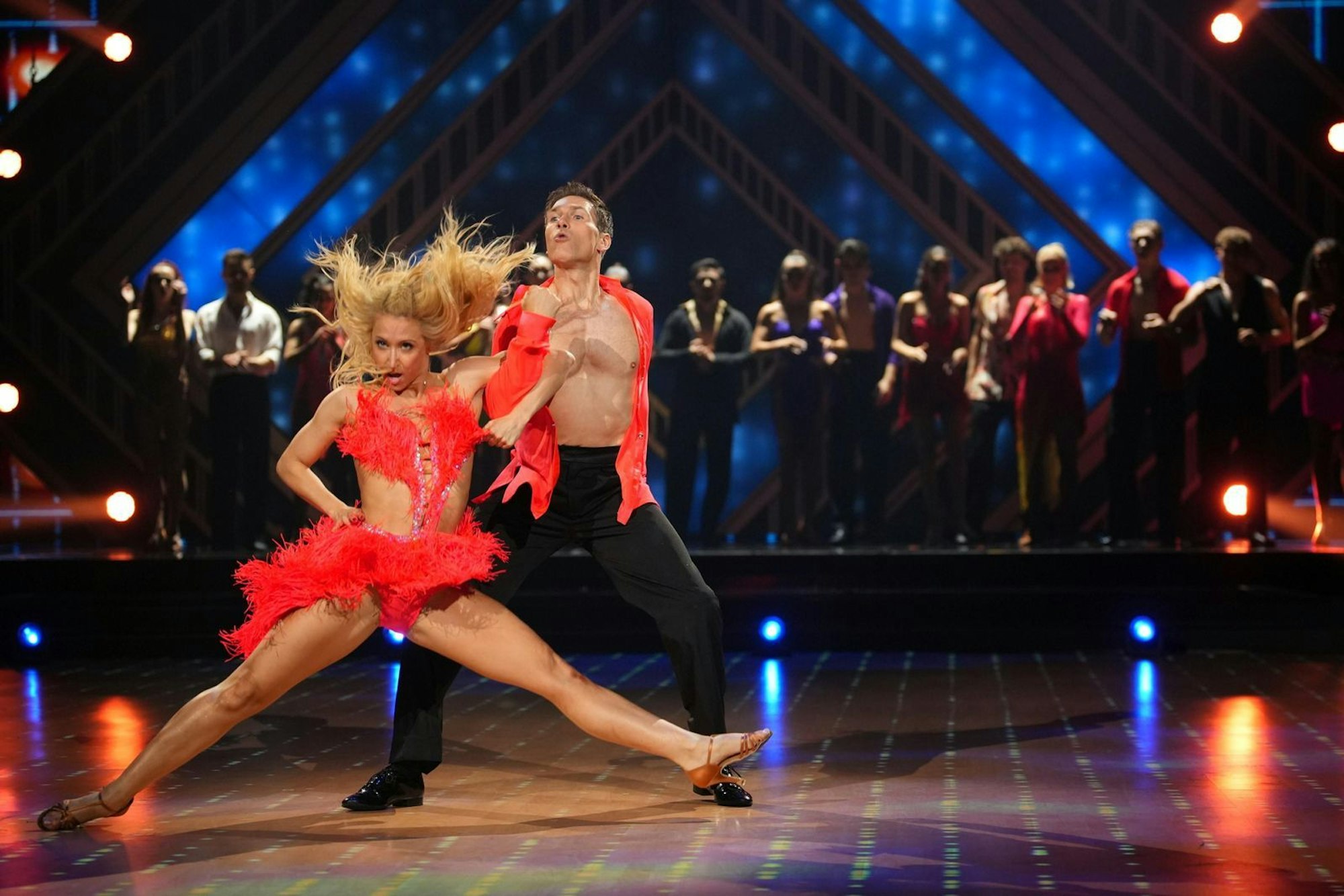 Mit Kathrin Menzinger und Christian Polanc treffen zwei Legenden aufeinander. Sie brillieren beim Quickdance-Battle mit einer Slowmotion-Hebefigur und schnellen Bewegungen. (Bild: RTL / Stefan Gregorowius)