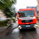 Ein Feuerwehrfahrzeug ist im Einsatz.