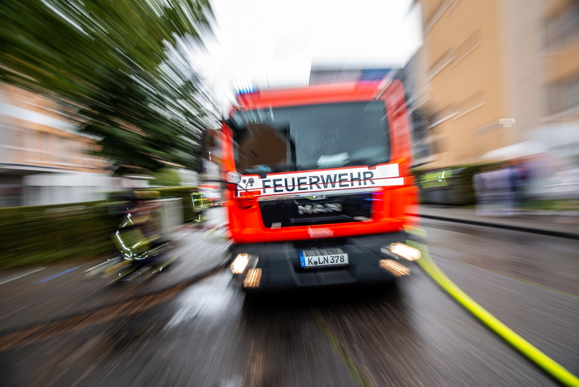 Ein Feuerwehrfahrzeug ist im Einsatz.