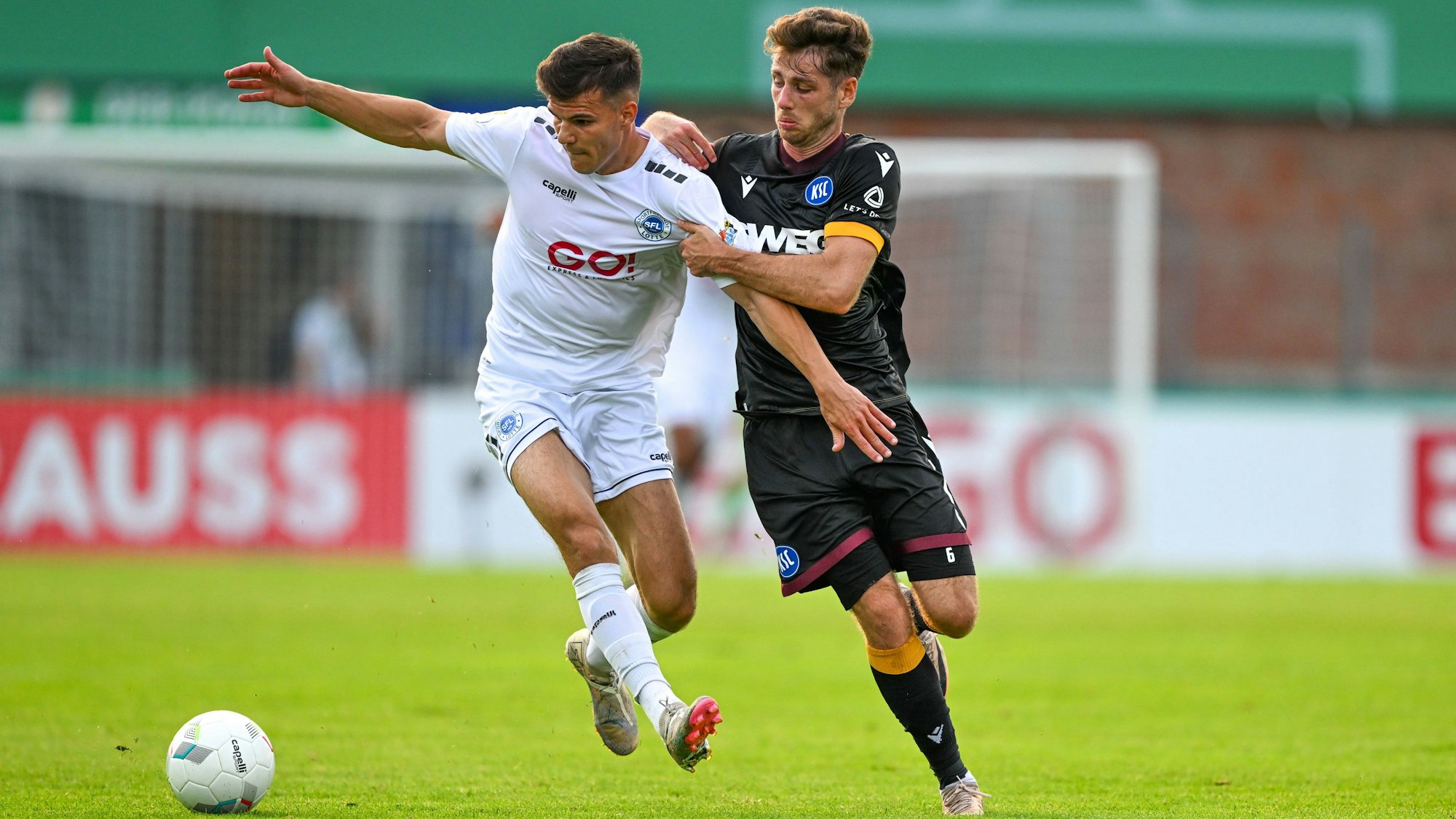 Nico Thier im Zweikampf mit Leon Jensen von Karlsruhe im DFB Pokal