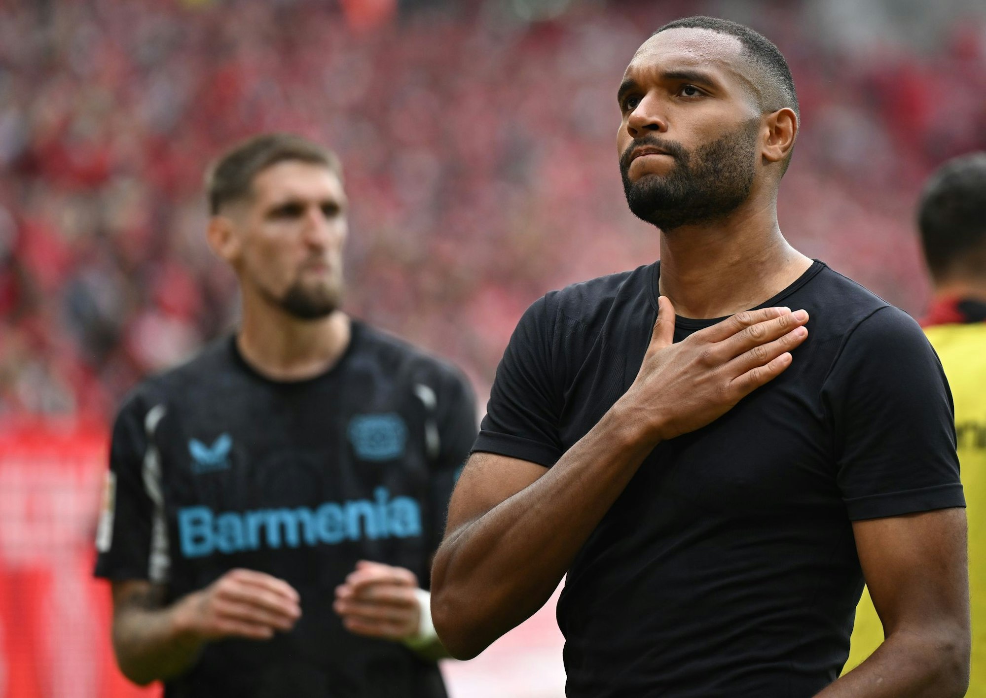 Ob Jonathan Tah (r.) schon bei der Club-WM für den FC Bayern spielen kann, hängt auch von Bayer Leverkusen ab.