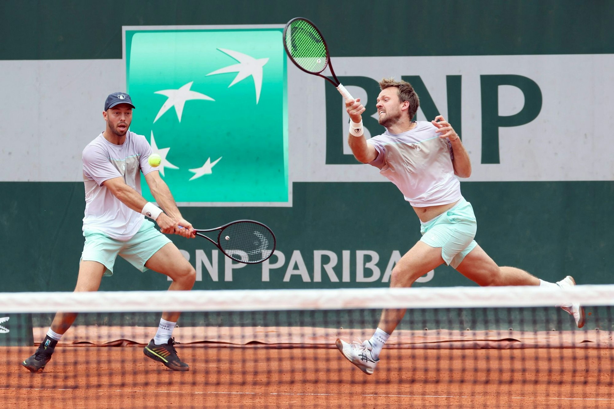 Das deutsche Davis-Cup-Doppel ist in Paris früh ausgeschieden.