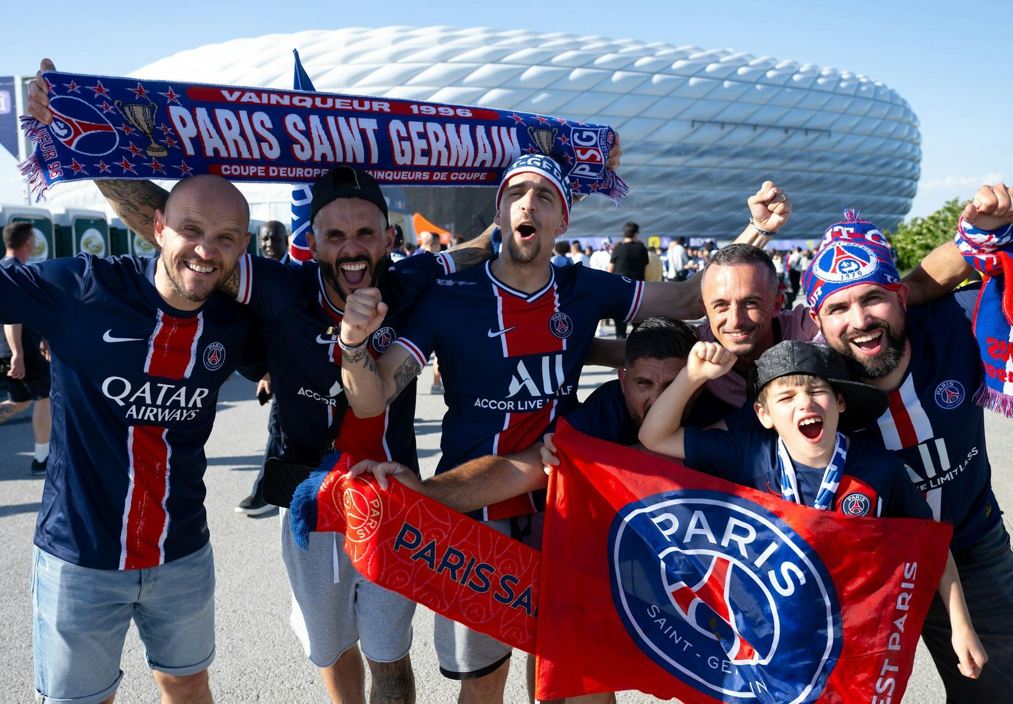 Fans von Paris feiern vor dem Stadion.
