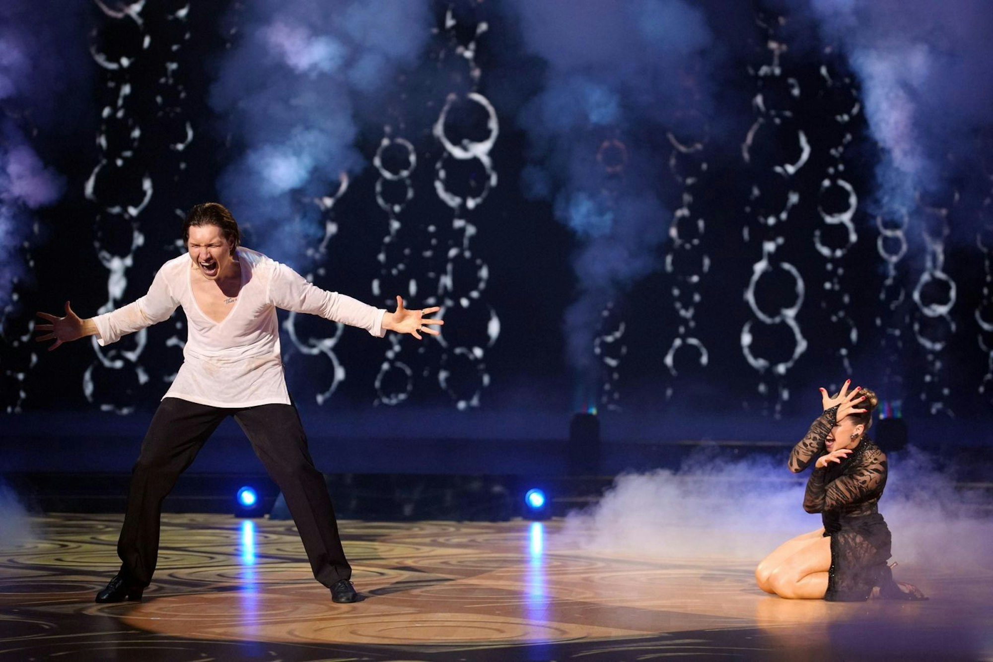 Mariia Maksina und Evgeny Vinokurov stellen rasende Eifersucht zu „Toxic“ so stark dar, dass Mabuses Emotionen durchdrehen: „Mein Herz hat gerast!“ (Bild: RTL / Stefan Gregorowius)
