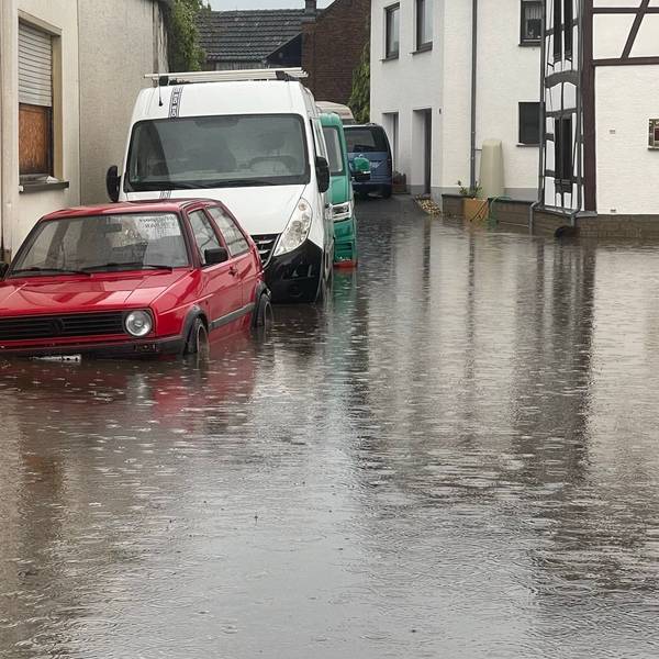 dpatopbilder - 31.05.2025, Nordrhein-Westfalen, Euskirchen: Eine Straße steht unter Wasser. Starkregen war über den Ort hinweggezogen. Foto: -/NWM-TV/dpa +++ dpa-Bildfunk +++