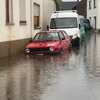 dpatopbilder - 31.05.2025, Nordrhein-Westfalen, Euskirchen: Eine Straße steht unter Wasser. Starkregen war über den Ort hinweggezogen. Foto: -/NWM-TV/dpa +++ dpa-Bildfunk +++