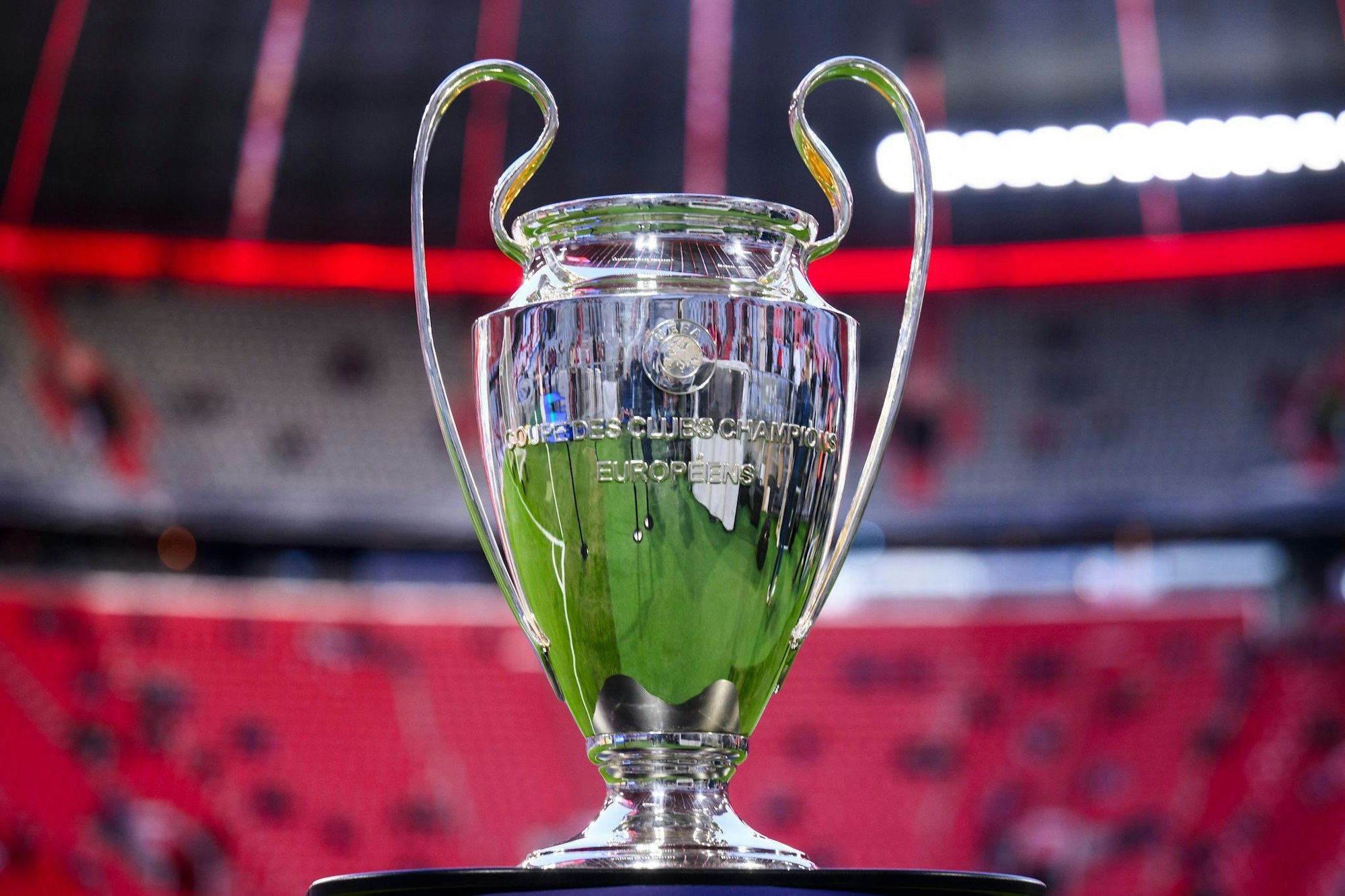 Der Champions-League-Pokal in der Münchner Allianz Arena.