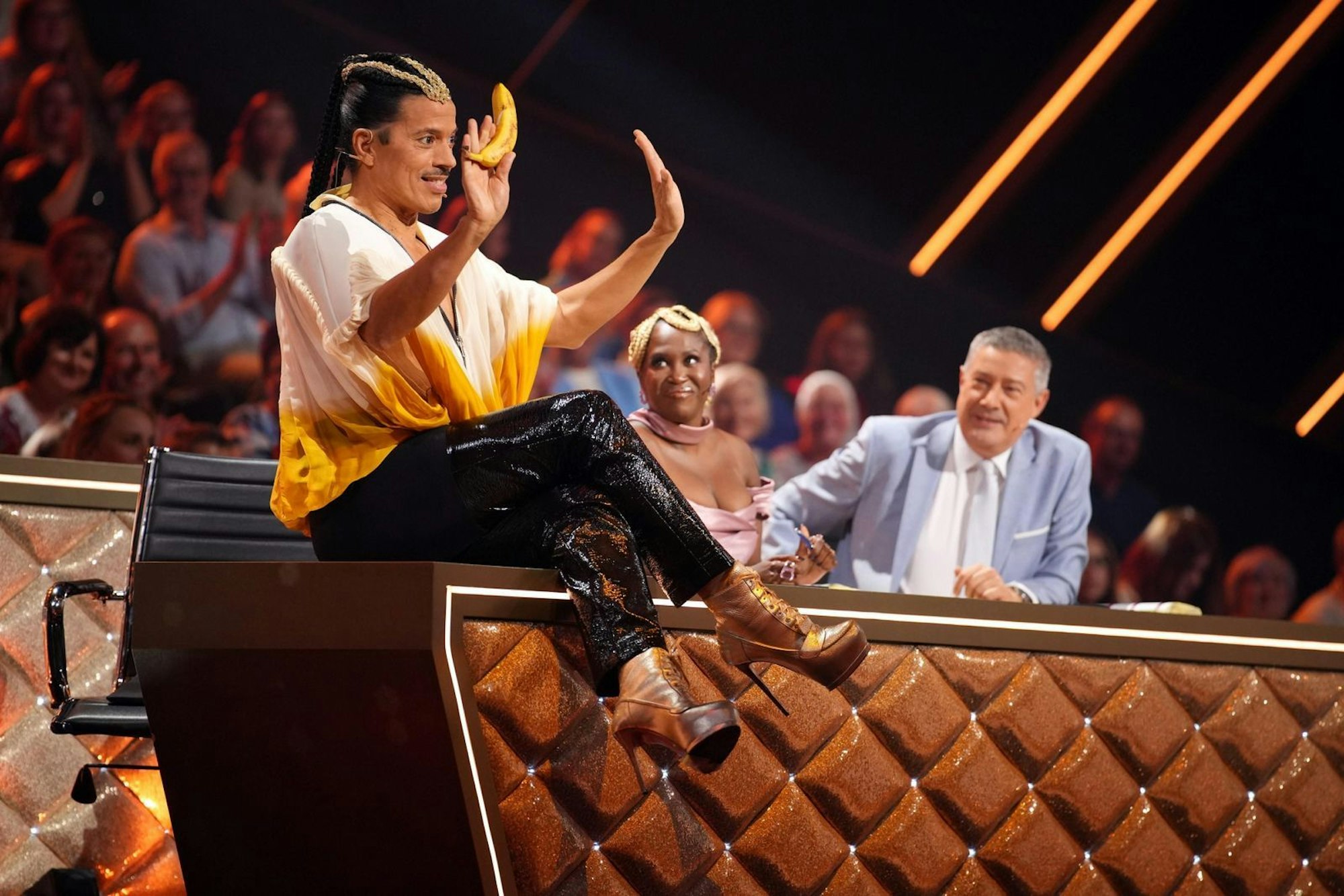 Unterzuckert? Jorge González holt plötzlich eine Banane hervor. (Bild: RTL / Stefan Gregorowius)