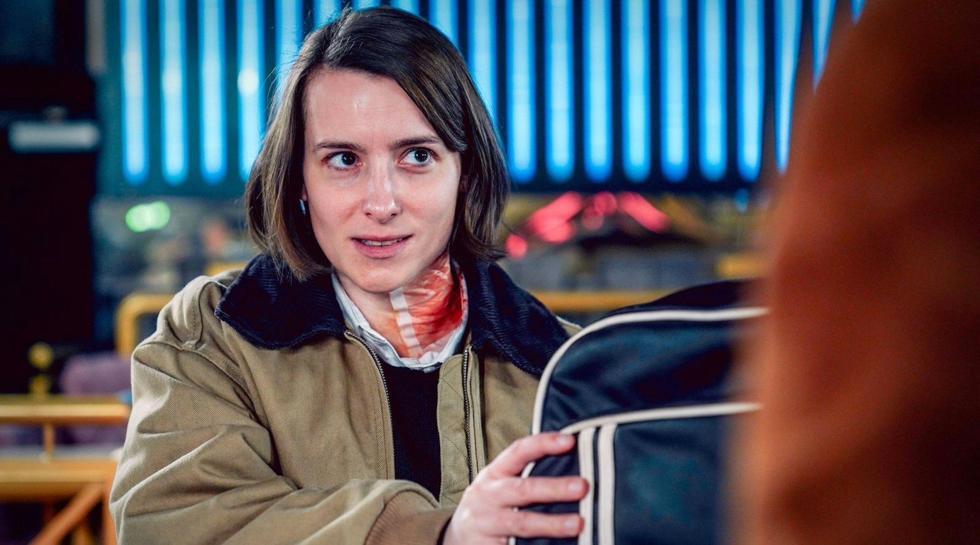 Meret Schande (Christina Scherrer) ist verletzt und gehört eigentlich ins Krankenhaus oder zumindest nach Hause. Doch das Wiener Ermittlungsfieber lässt auch sie nicht kalt. Sie muss einfach weiterarbeiten ... (Bild: ORF/Petro Domenigg)