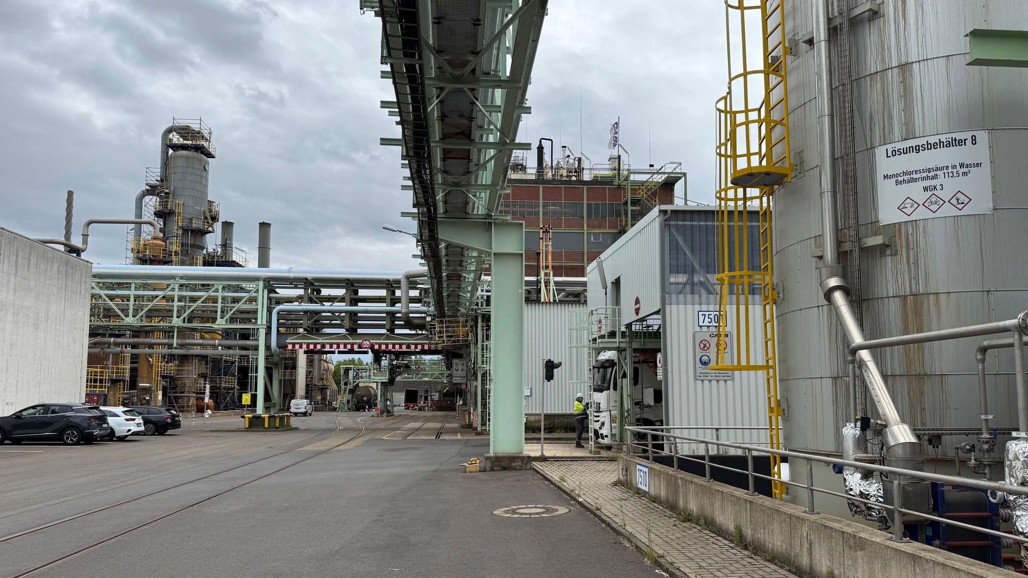 Das Bild zeigt die langen Rohre und Container auf dem Werksgelände.
