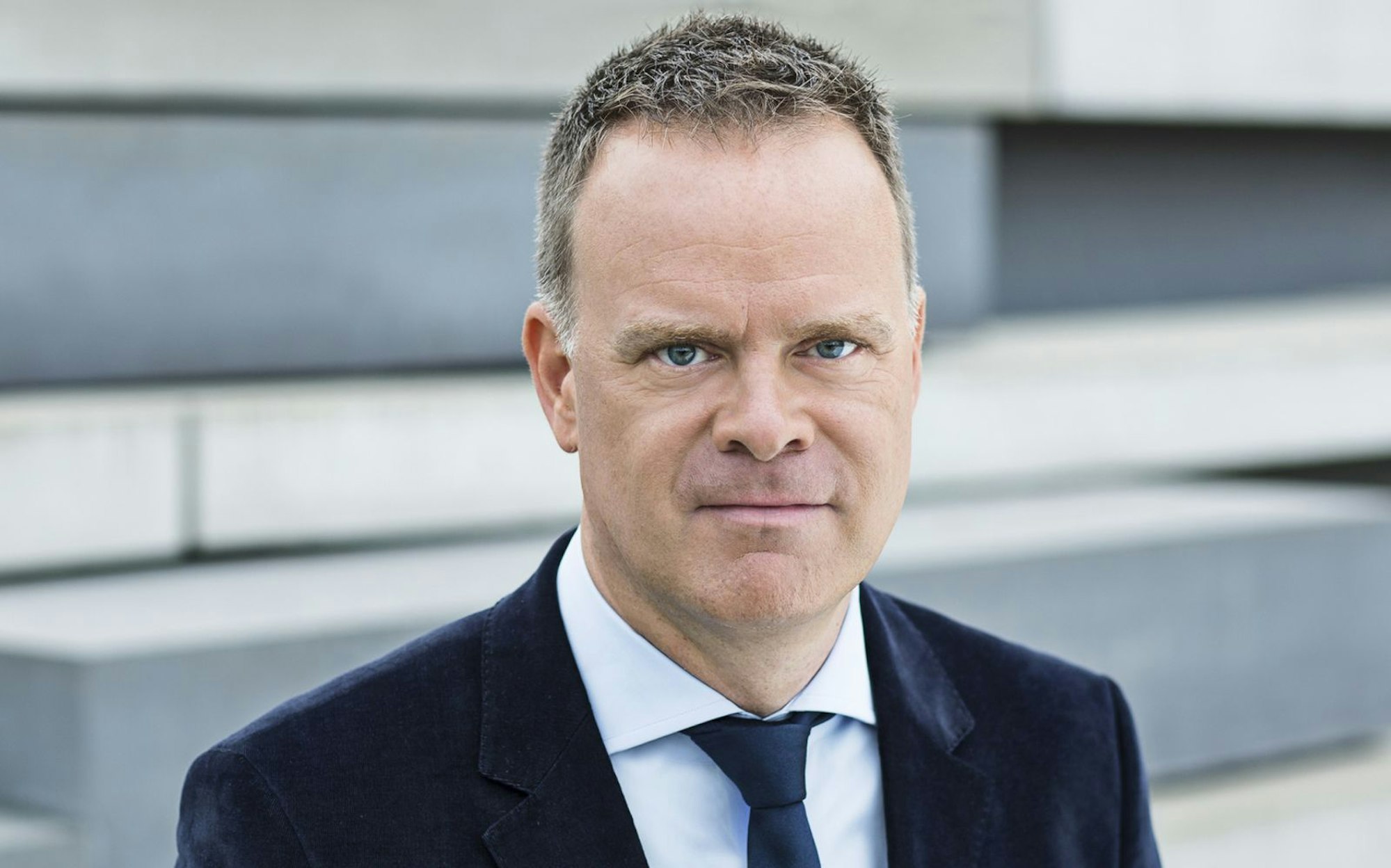 Christian Sievers moderiert normalerweise das „heute-journal“. In seiner neuen „Am Puls“-Reportage blickt er auf den Zustand der Innenstädte und fragt, wie wir lebenswerte urbane Orte schaffen können. (Bild: ZDF / Jana Kay)