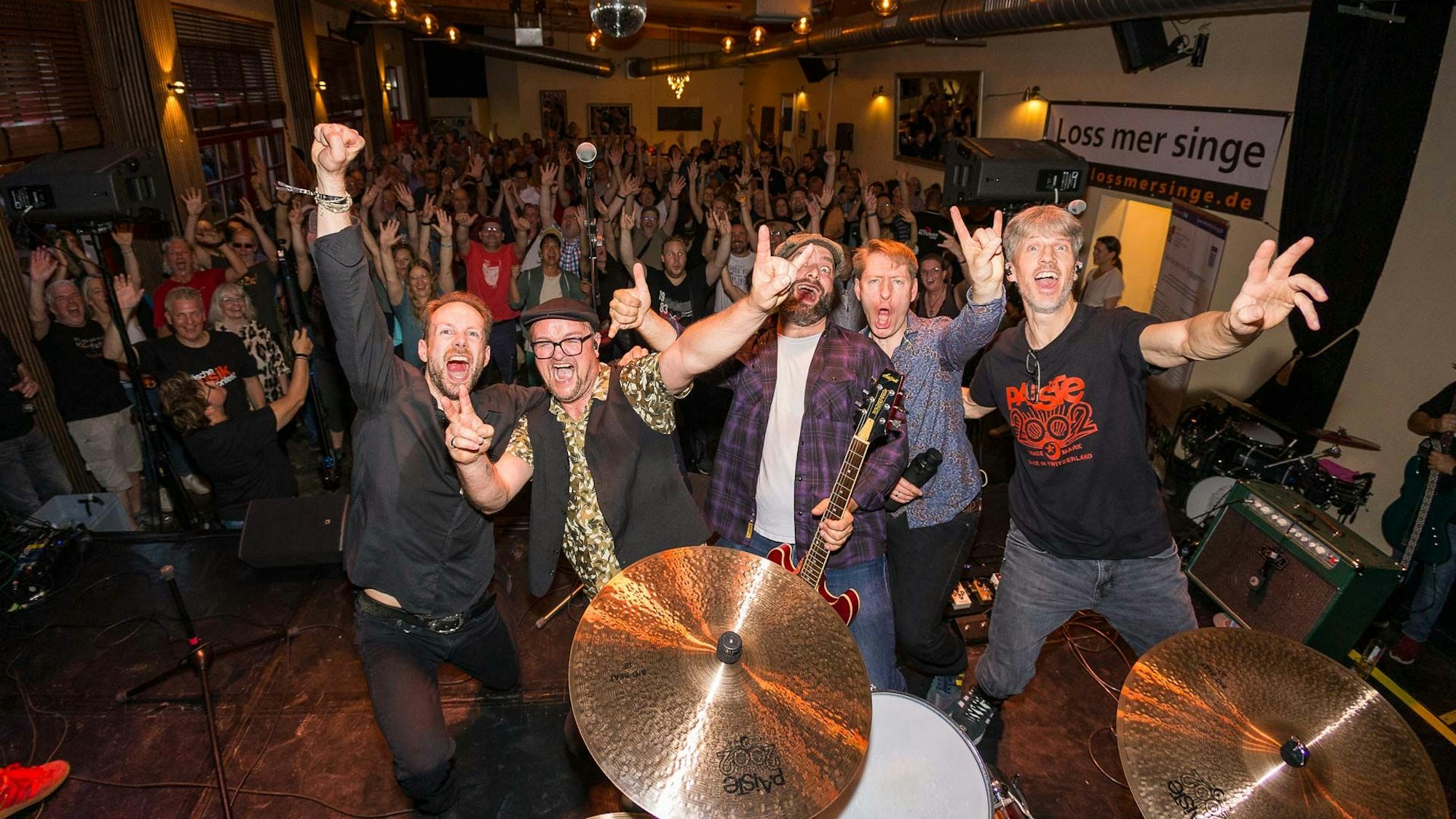 Die Band Halvlang feiert ihren Sieg beim Kölsche Musik Bänd Kontest 2025 in der Alteburg.