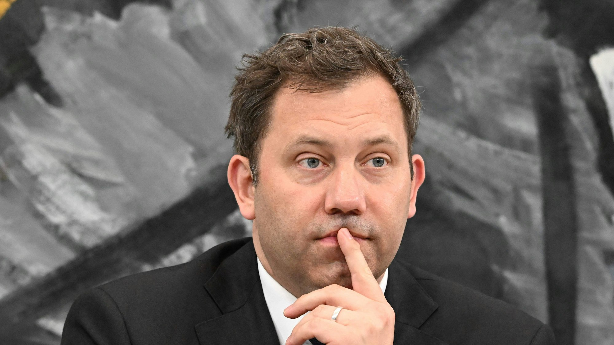 Finanzminister Klingbeil spricht bei einer Pressekonferenz nach erstem Koalitionsausschuss von CDU, CSU und SPD in Berlin.