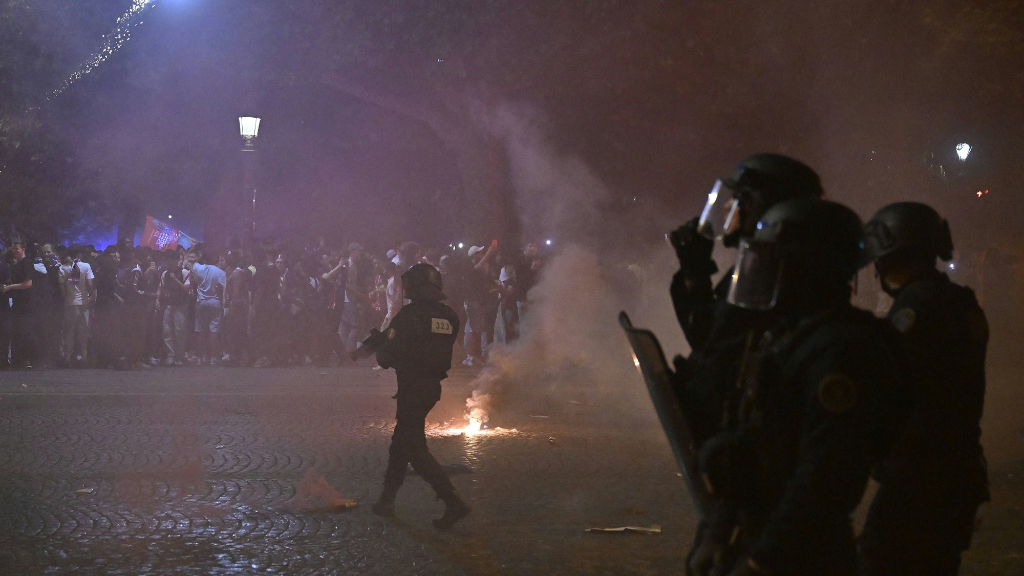 Nach dem 5:0-Sieg von Paris Saint-Germain gegen Inter Mailand im Endspiel der UEFA Champions League am 31. Mai 2025 kommt es in Paris zu Zusammenstößen zwischen Polizei und Fans.