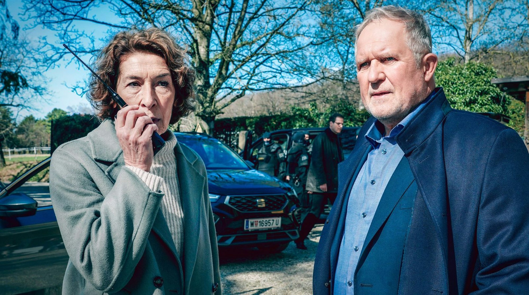 Es wird politisch im „Tatort: Wir sind nicht zu fassen“: Die Wiener Bibi Fellner (Adele Neuhauser) und Moritz Eisner (Harald Krassnitzer) ermitteln unter Menschen, die den Staat ablehnen. Und davon gibt es - analog zur Realität - offenbar immer mehr.
(Bild: ORF/Petro Domenigg)
