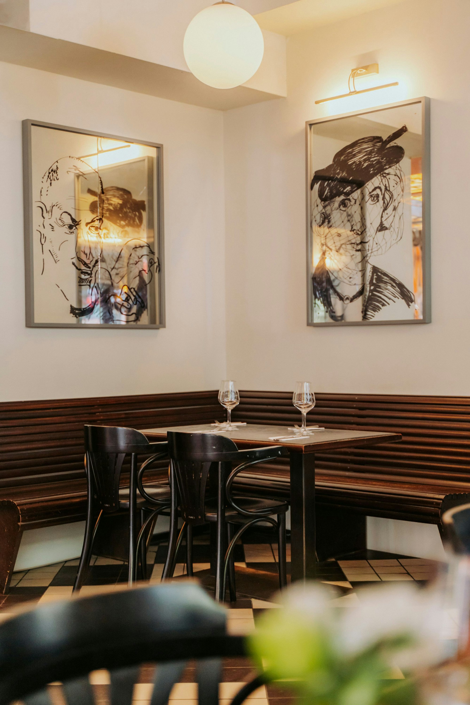 Kunst hängt an den Wänden