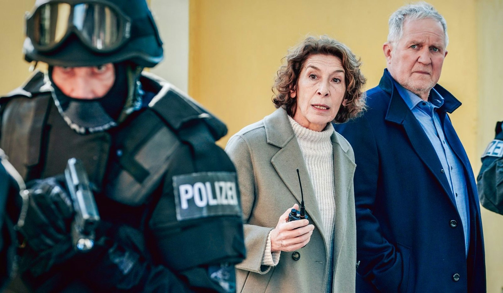 Die Wiener Innenstadt als Kampfzone: Bibi Fellner (Adele Neuhauser) und Moritz Eisner (Harald Krassnitzer) geraten als Mordermittler in eine gesellschaftliche Auseinandersetzung. Die Demonstranten lehnen den Staat und seine Autoritäten ab. Nun ist einer von ihnen tot. Erschlagen von der Polizei, die ihre Tat vertuschen will? (Bild: ORF/Petro Domenigg)
