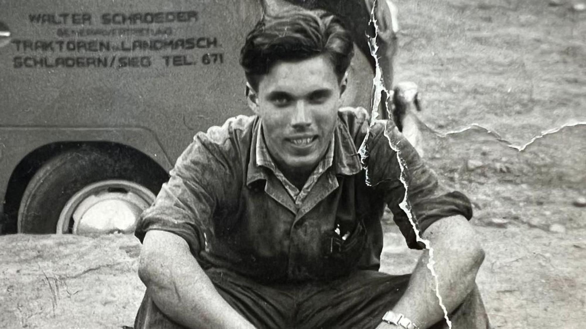 Helmut Schroeder 1962, hinter ihm der Firmen-VW seines Vaters.
Repro: Schmidt