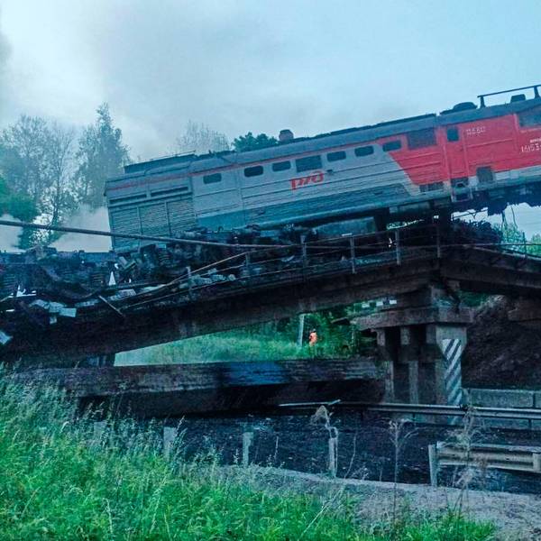 Die Brücke ist nach dem Absturz eines Güterzugs in der russischen Region Kursk, die an die Ukraine grenzt, zerstört.