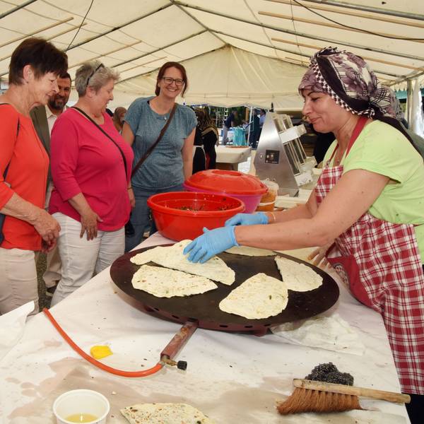 Gözleme, gefüllte Fladenbrote, gehörten zu den Spezialitäten, die der Bergneustädter Moscheeverein seinen Gästen servierte. Vier Tage lang feierte der Verein mit jeweils 800 bis 1000 Gästen sein diesjähriges Frühlingsfest.
