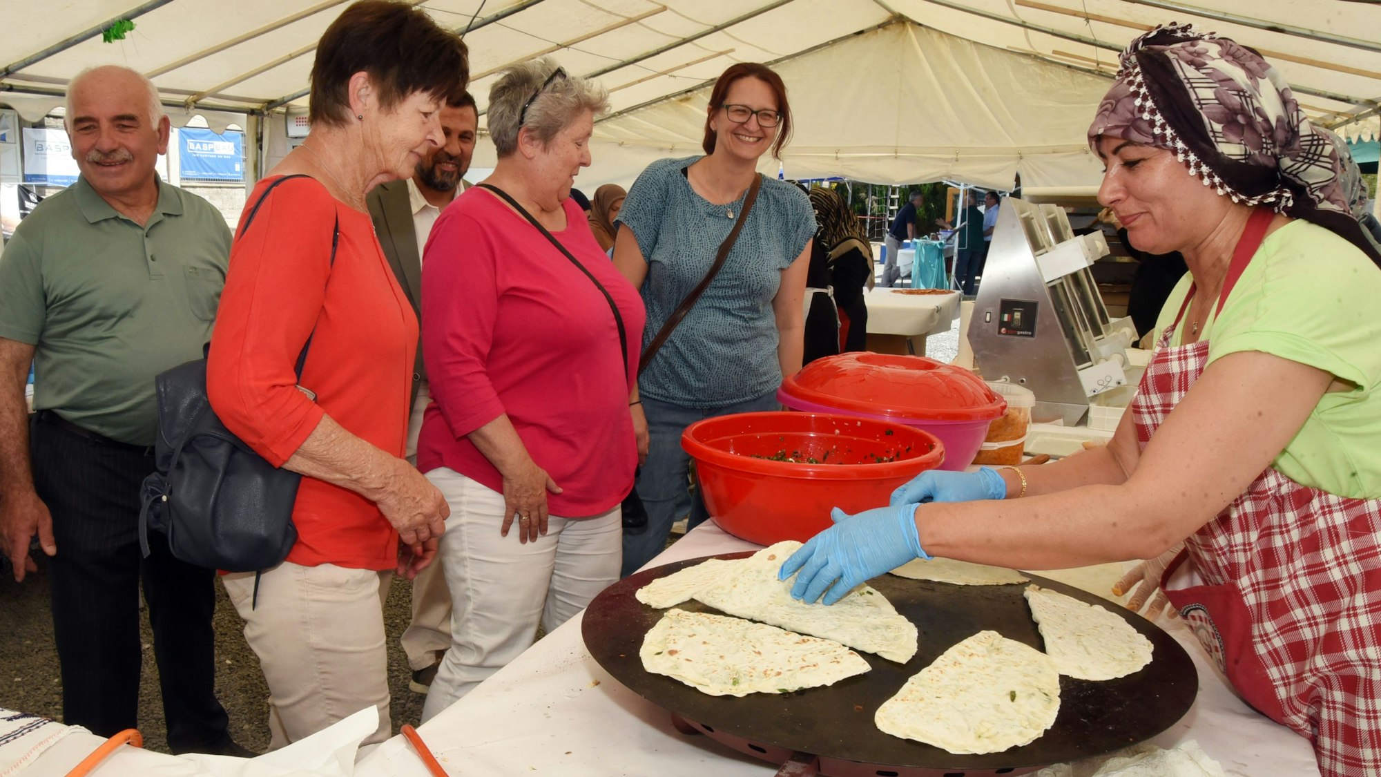 Gözleme, gefüllte Fladenbrote, gehörten zu den Spezialitäten, die der Bergneustädter Moscheeverein seinen Gästen servierte. Vier Tage lang feierte der Verein mit jeweils 800 bis 1000 Gästen sein diesjähriges Frühlingsfest.