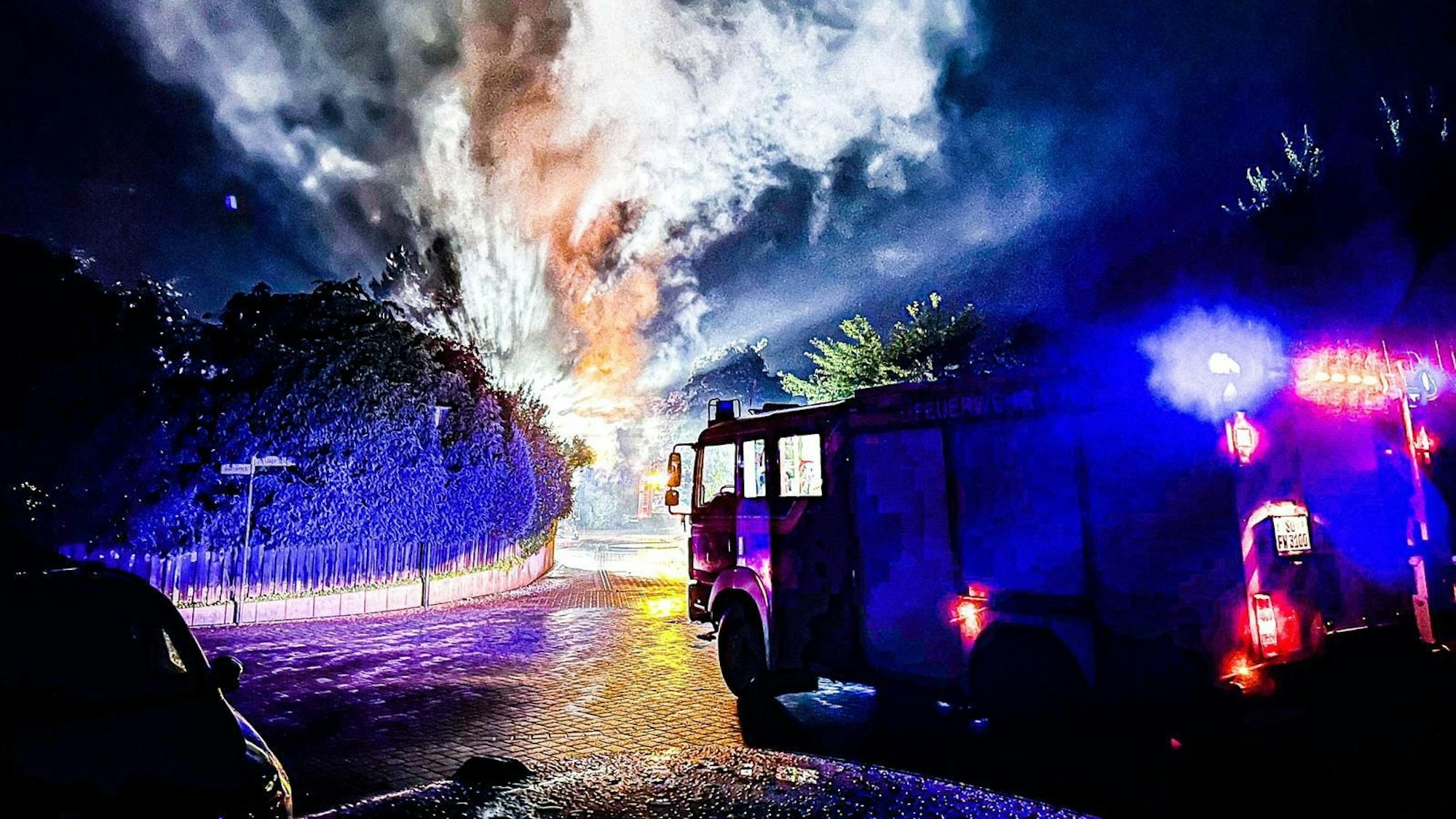 Womöglich schlug ein Blitz in eine Fichte in Eschmar ein. Der Baum brannte im unteren Bereich. Ein Übergreifen nach oben konnte die Feuerwehr verhindern.