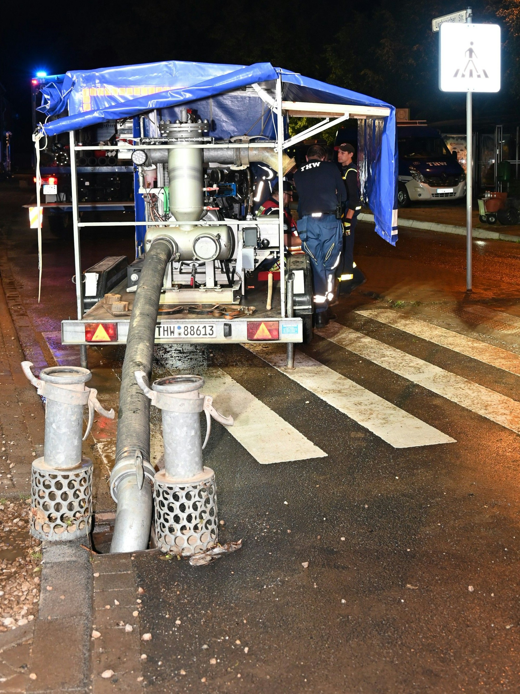 Das Bild zeigt eine Pumpe an einem Kanalschacht.