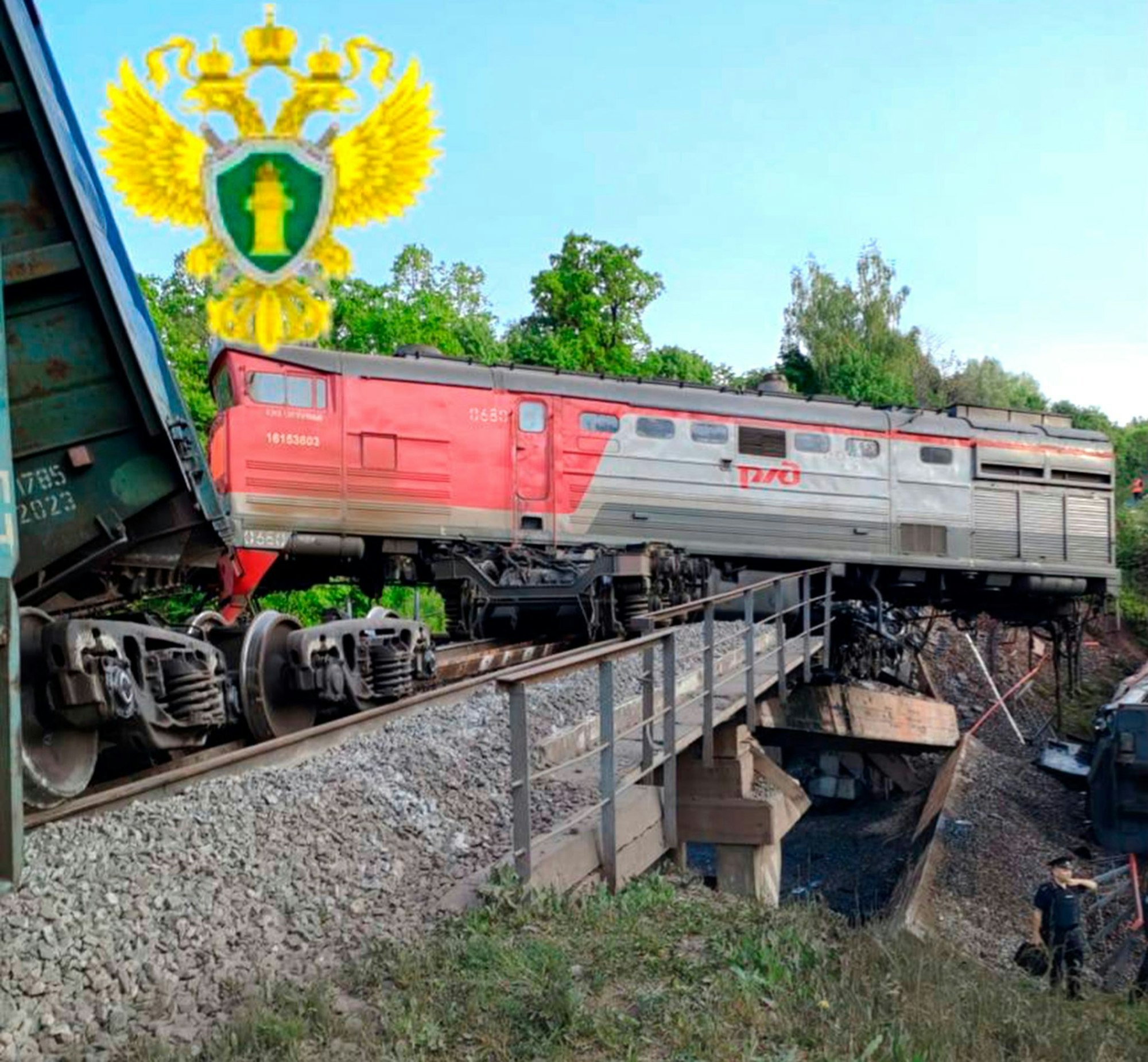 Ein Bild der beschädigten Brücke in der Region Brjansk.
