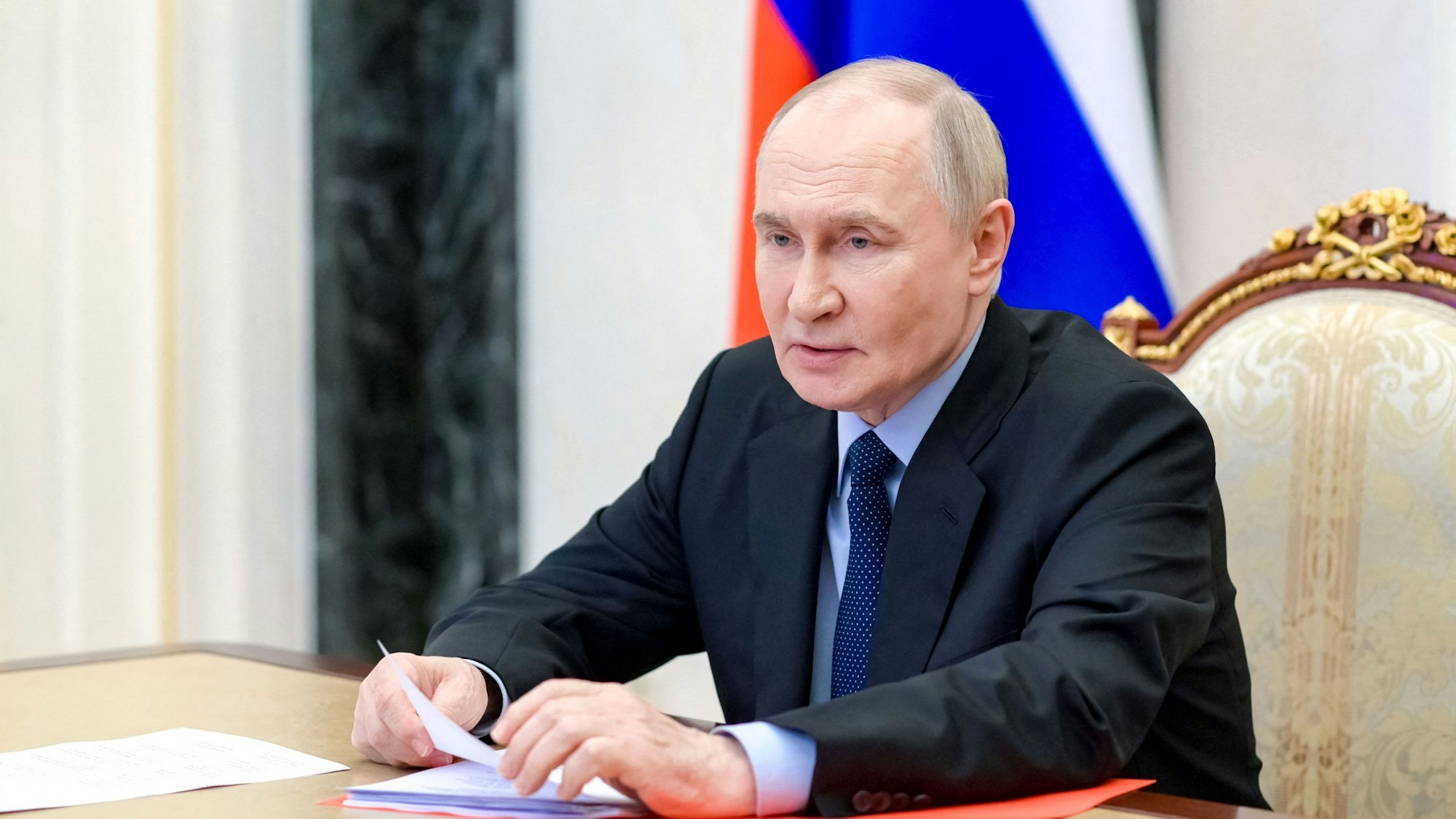 Wladimir Putin habe sich die ganze Nacht über Informationen über die Zugunglücke eingeholt, berichten russische Staatsagenturen.