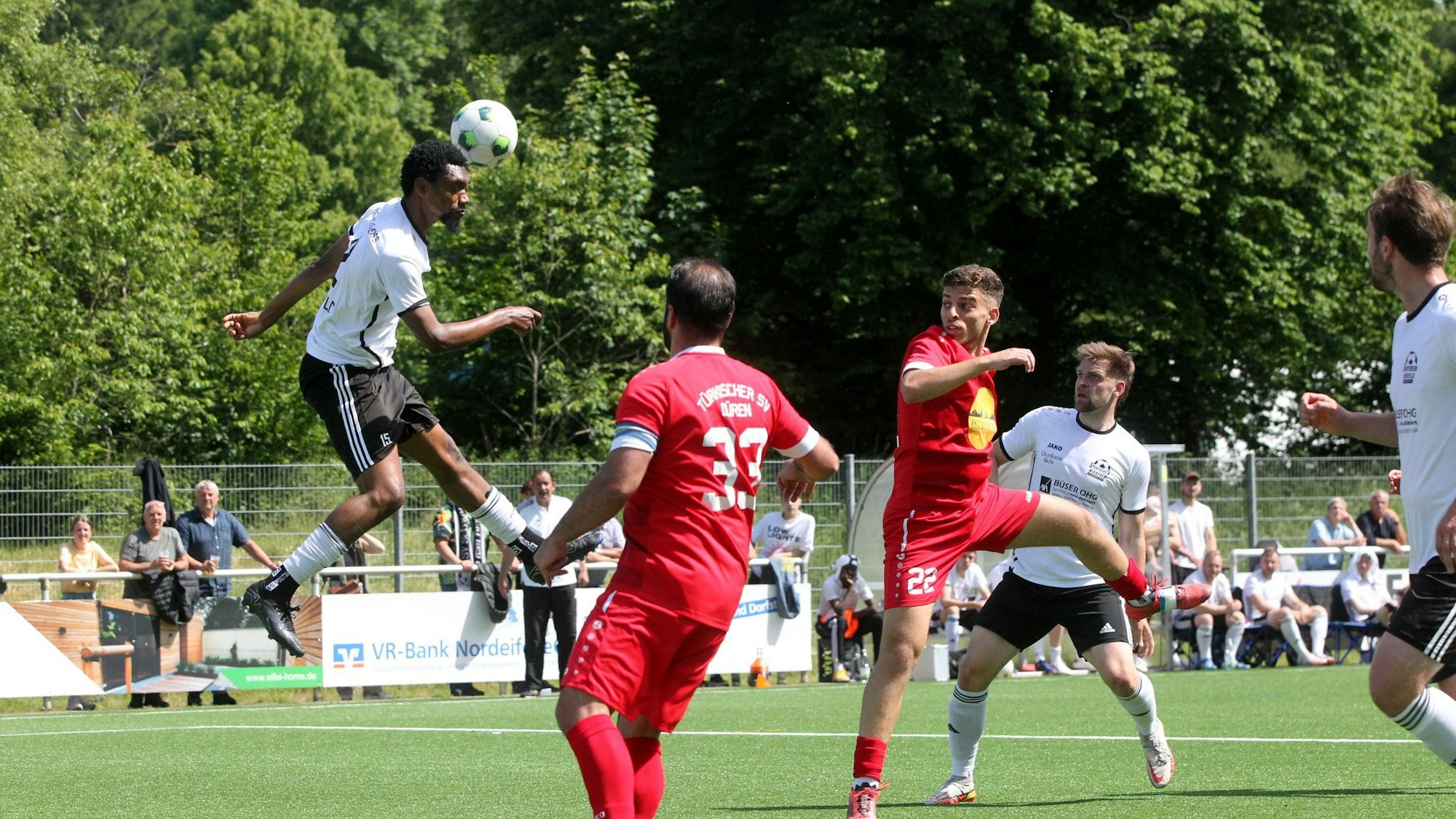 Verteidiger Covenant Oku Smart springt höher als alle anderen.