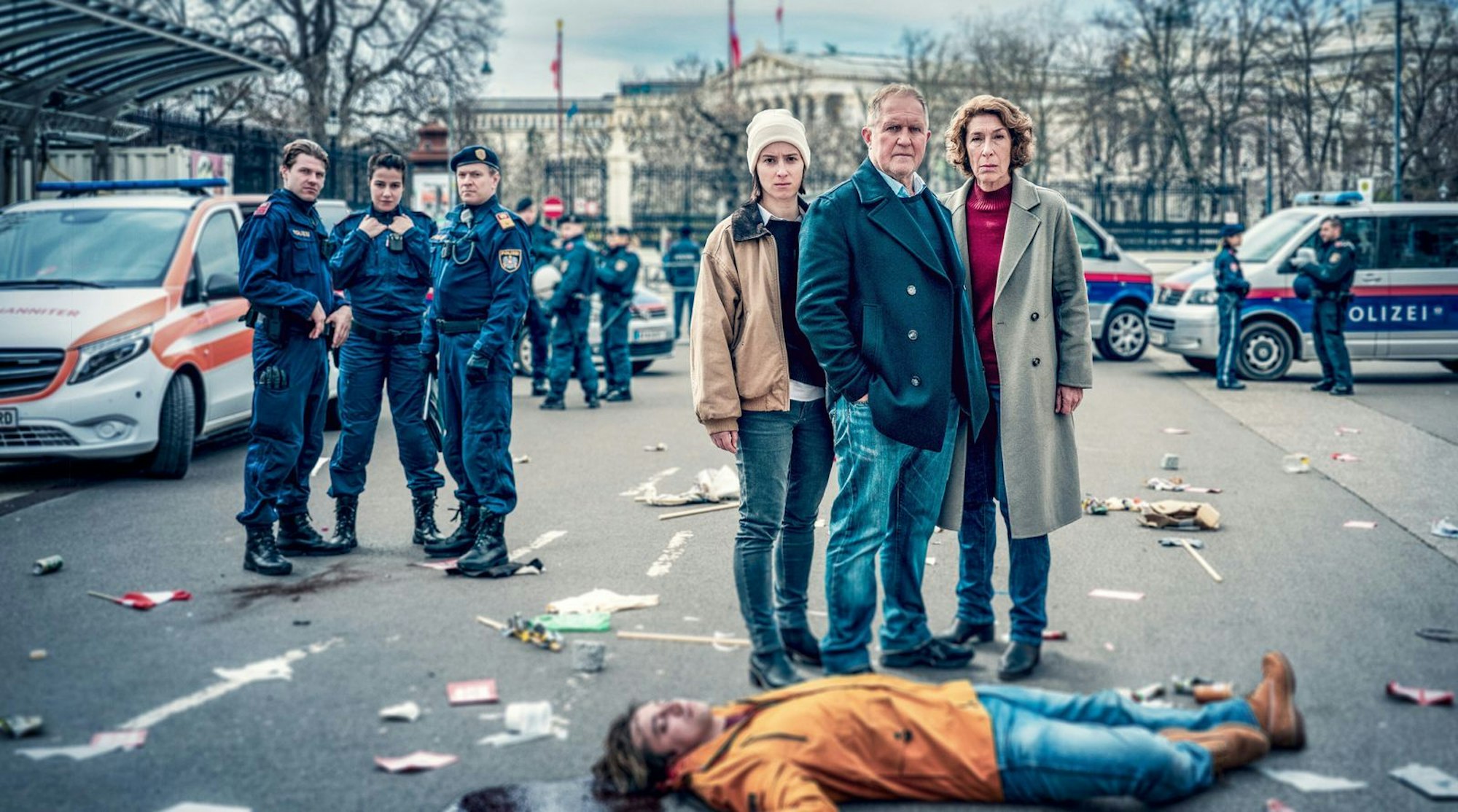 In Wien herrscht Straßenkampf, ein Demonstrant ist ums Leben gekommen. Es ermitteln im „Tatort: Wir sind nicht zu fassen“ (von links): Christina Scherrer als Meret Schande, Harald Krassnitzer als Moritz Eisner und Adele Neuhauser als Bibi Fellner. (Bild: ORF/Landsiedl/Petro Domenigg)