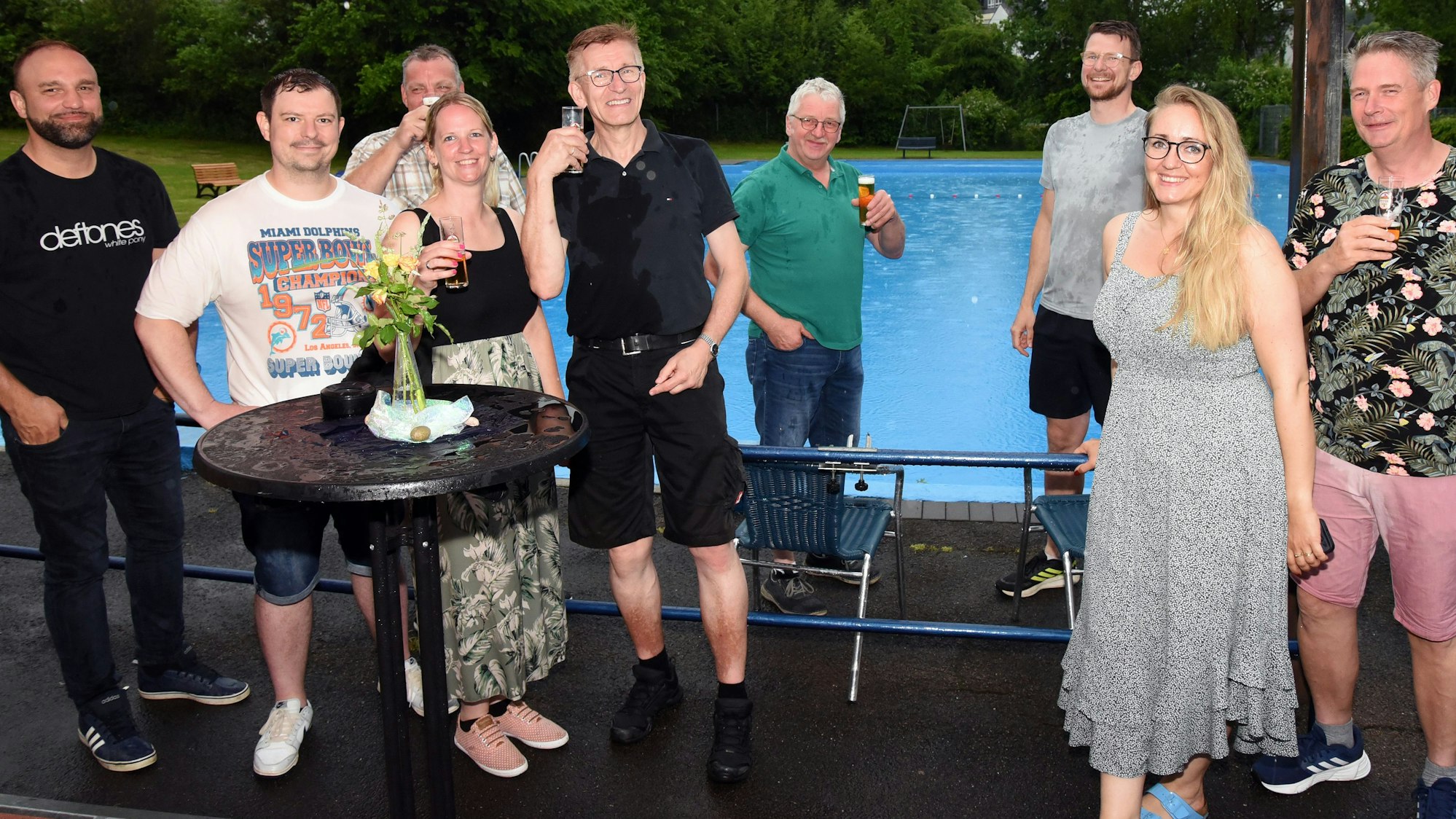Nach dem großen Regen am Samstagnachmittag ließ es der Verschönerungsverein im Freibad von Engelskirchen-Wallefeld zwar weiterhin feucht, aber eher gemütlich angehen.
