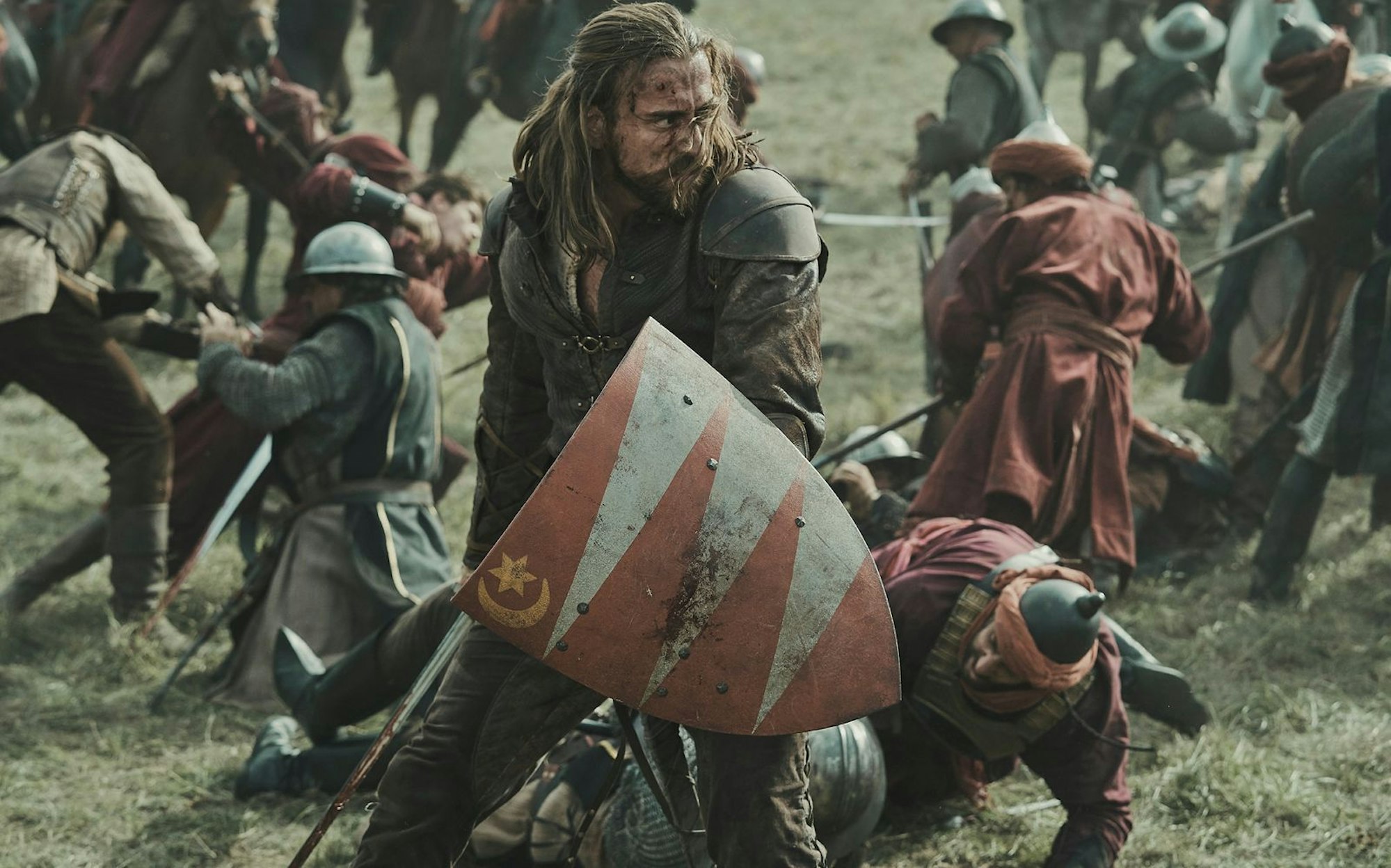 Feldherr Janos Hunyadi (Gellért L. Kádár) verteidigte das mittelalterliche Europa im 15. Jahrhundert. Die zehnteilige Serie „Rise of the Raven“ bei MagentaTV erzählt sein Leben.
(Bild: © Kristof Galgoczi / Beta Film)