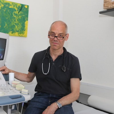 Sorgt sich um seine Zukunft: der Arzt Jörg Riederer. Er hat in Waldbröl vor bald zwei Jahren Räume im Medic-Zentrum am Kreiskrankenhaus bezogen und dort eine Praxis für Allgemeinmedizin eröffnet.