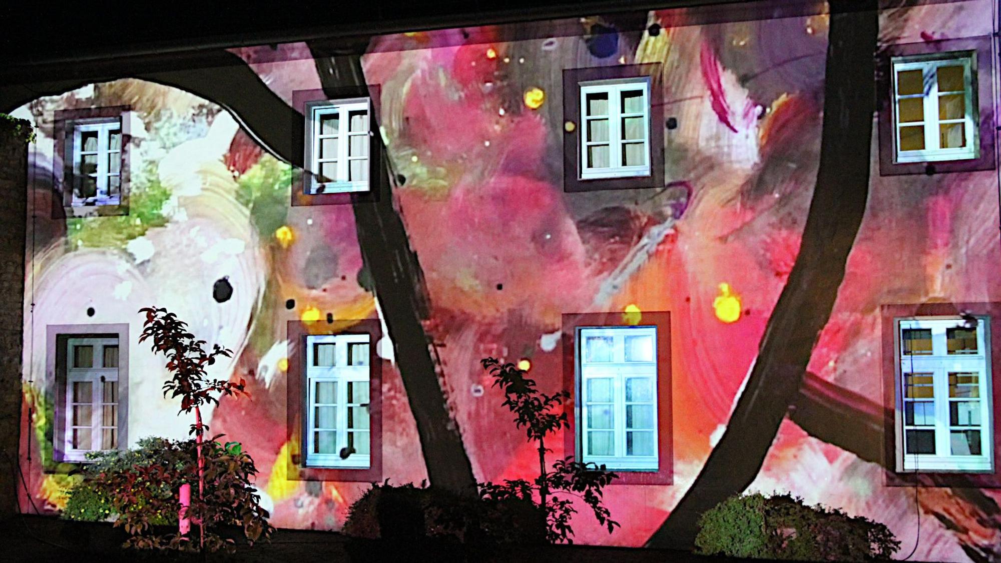 In bunte Farben ist die Fassade des Torbaus gehüllt.
