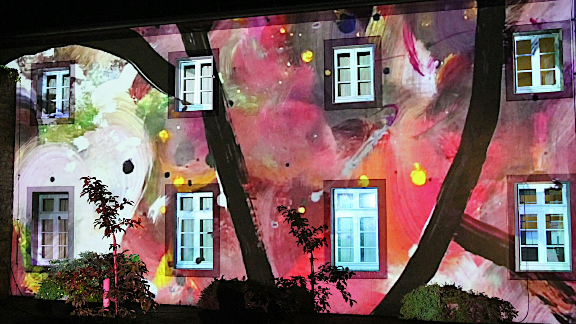 In bunte Farben ist die Fassade des Torbaus gehüllt.